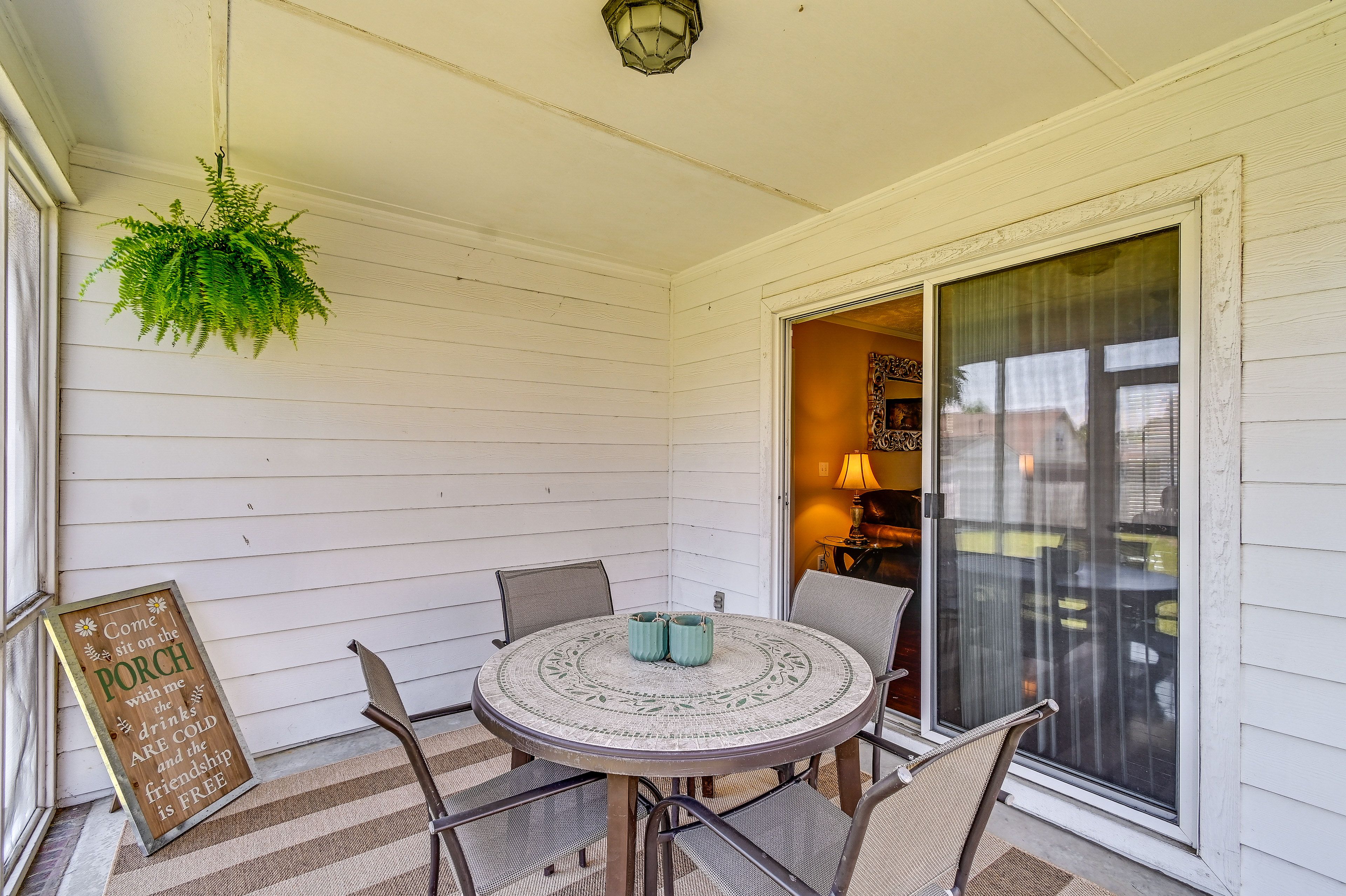Screened Porch | Dining Area