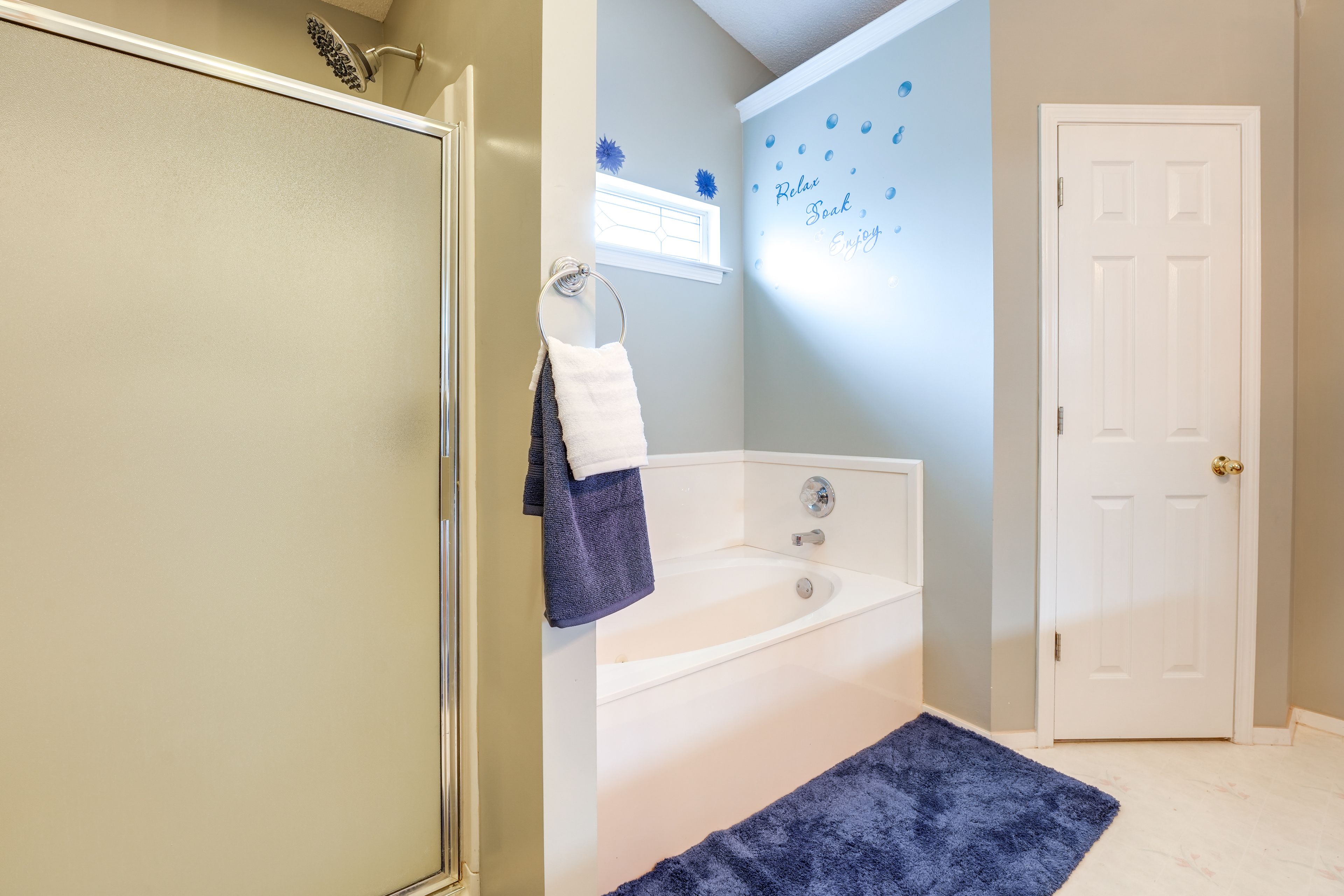Full Bathroom | Towels Provided | Complimentary Toiletries