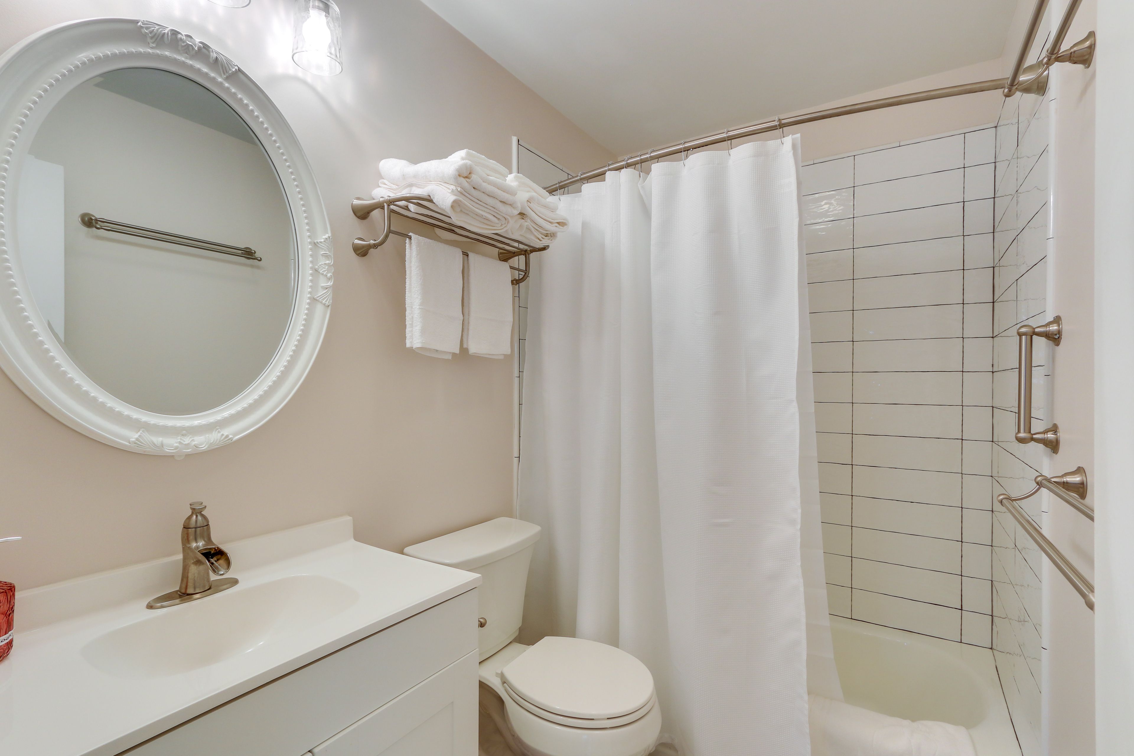 Full Bathroom | Main Level | Linens Provided | Complimentary Toiletries