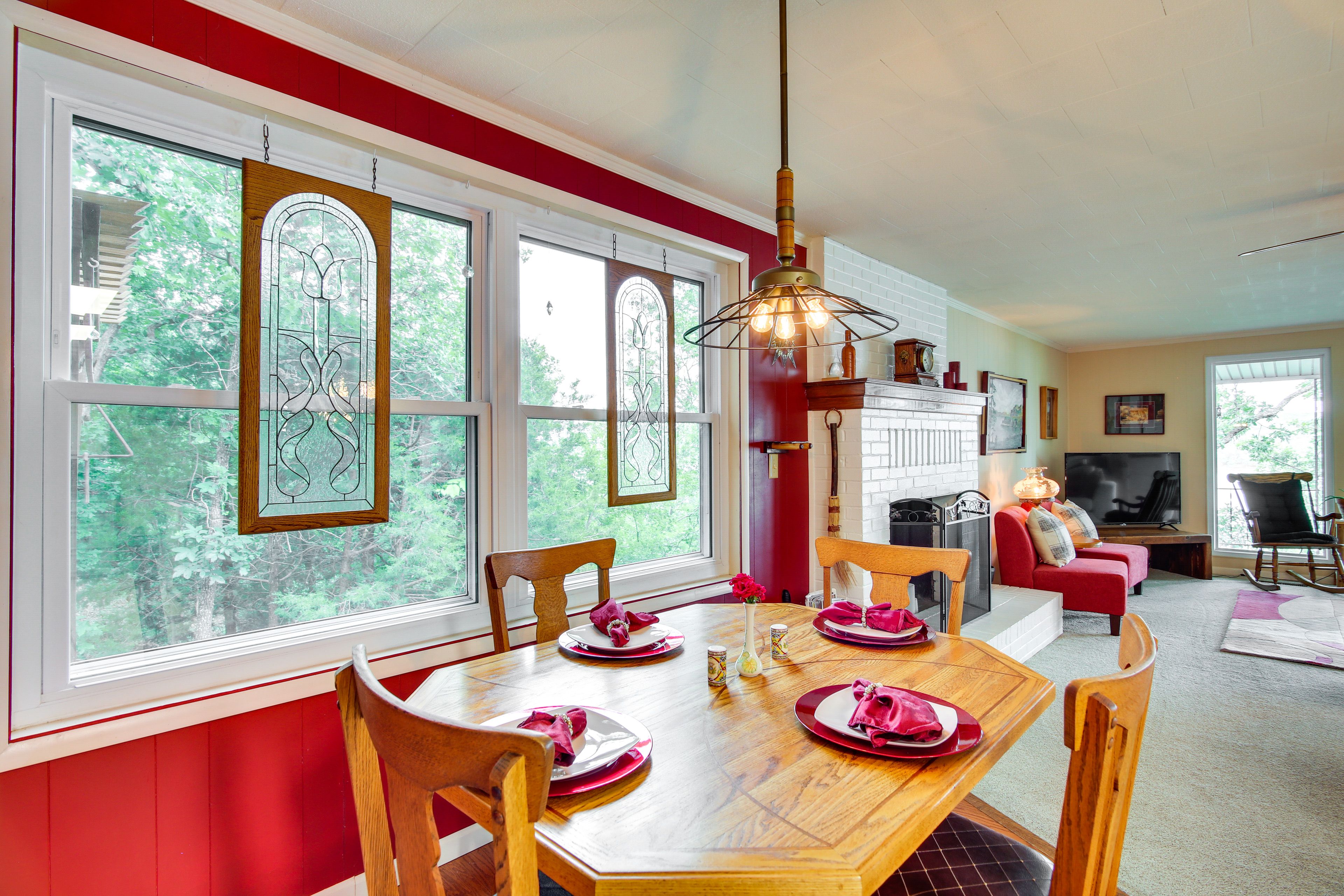 Dining Area | Dishware/Flatware Provided