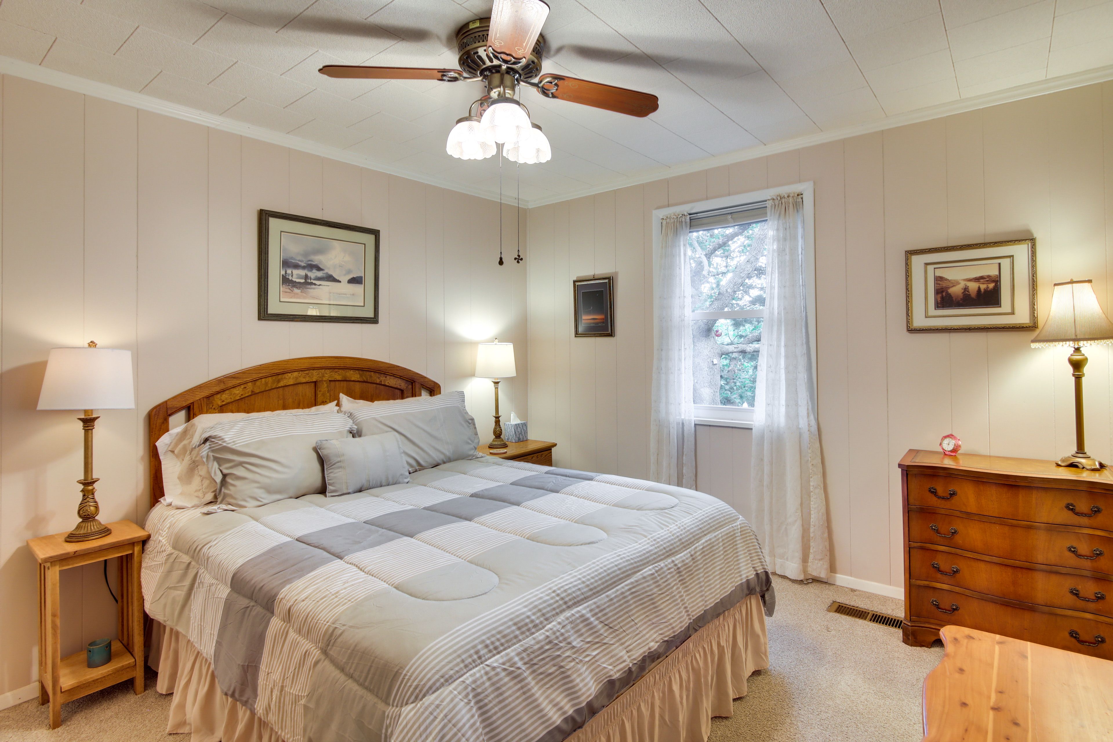 Bedroom 1 | Queen Bed | Linens Provided
