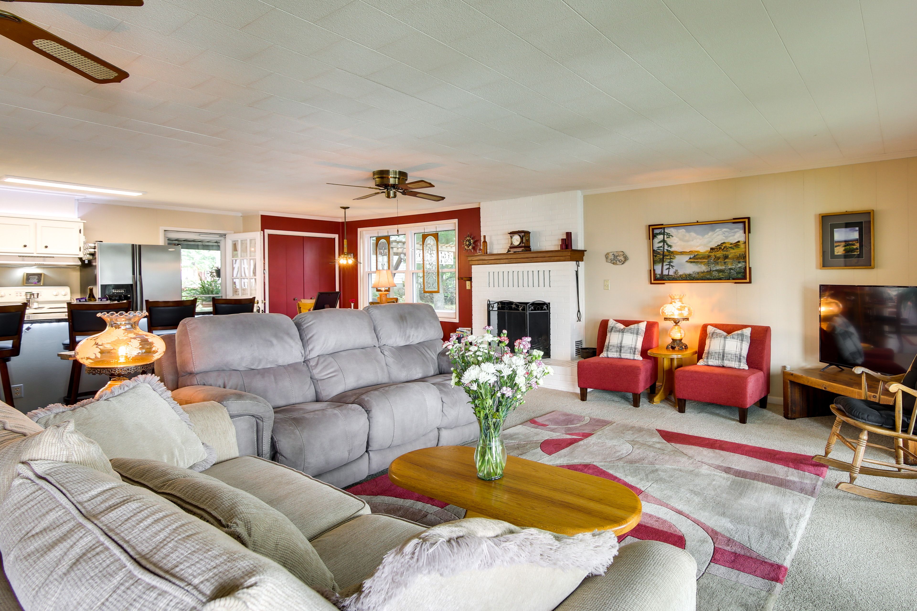 Living Room | Free WiFi | Central A/C | Smart TV