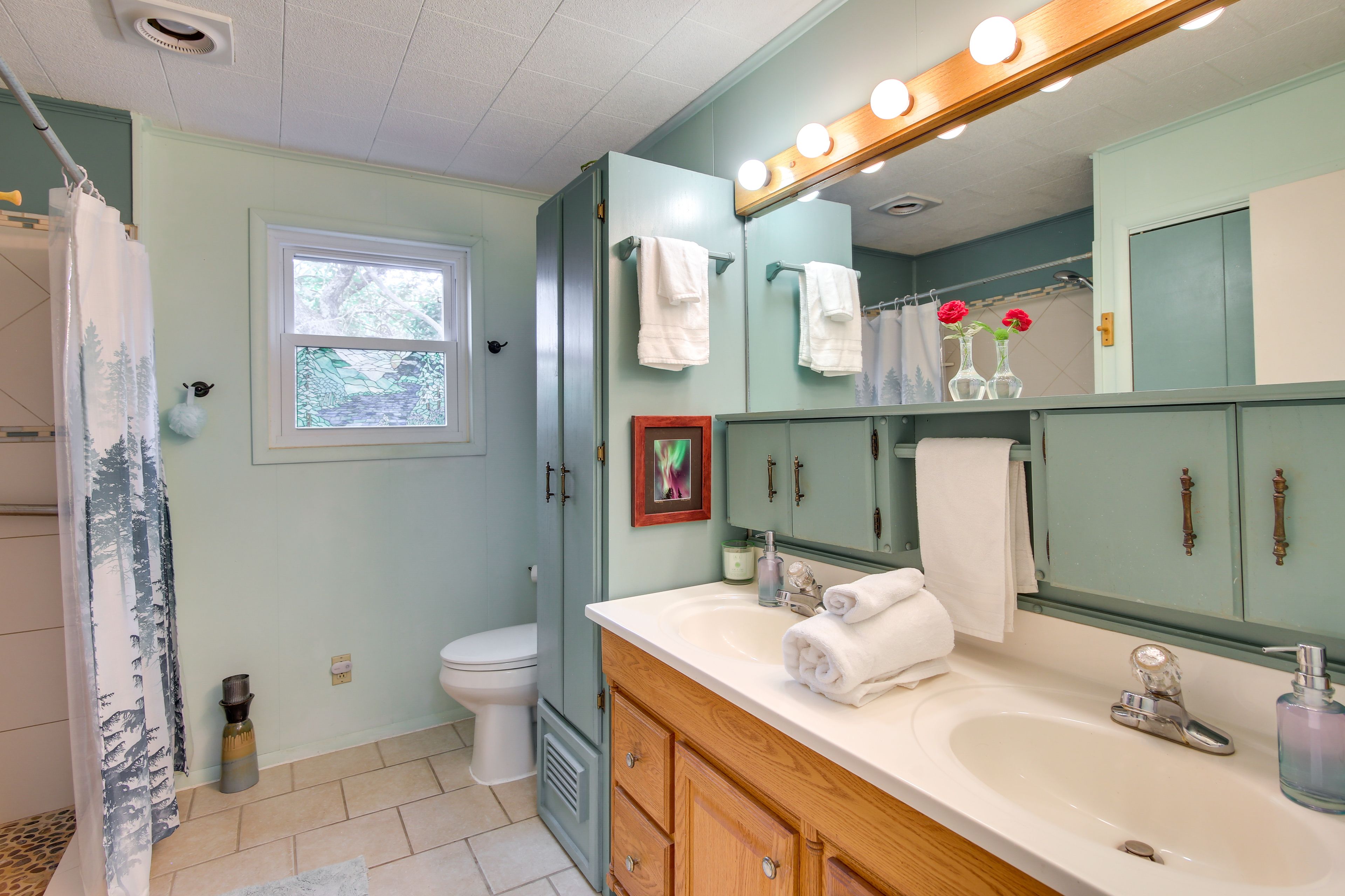 Bathroom | Complimentary Toiletries | Towels Provided