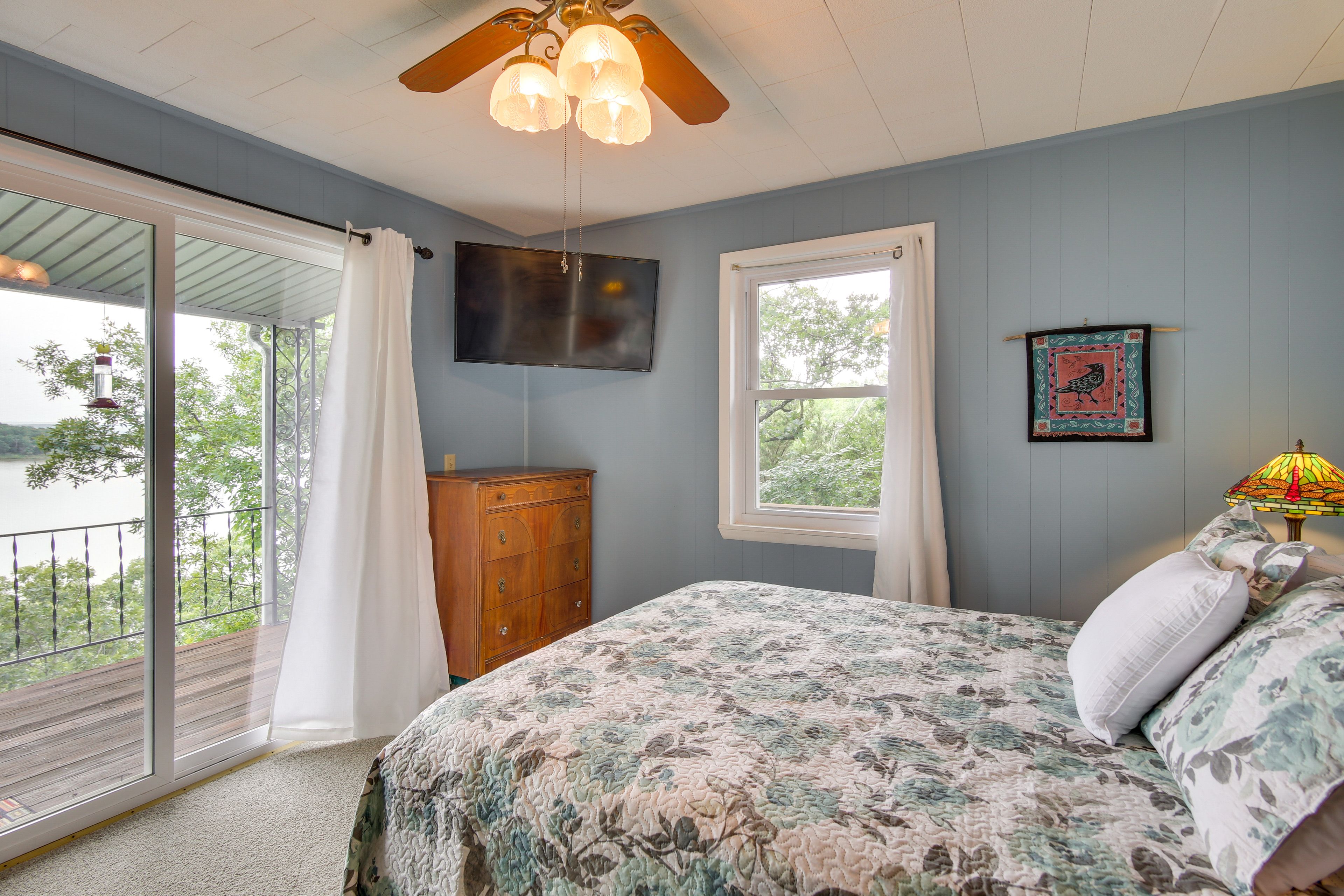 Bedroom 2 | Queen Bed | Smart TV