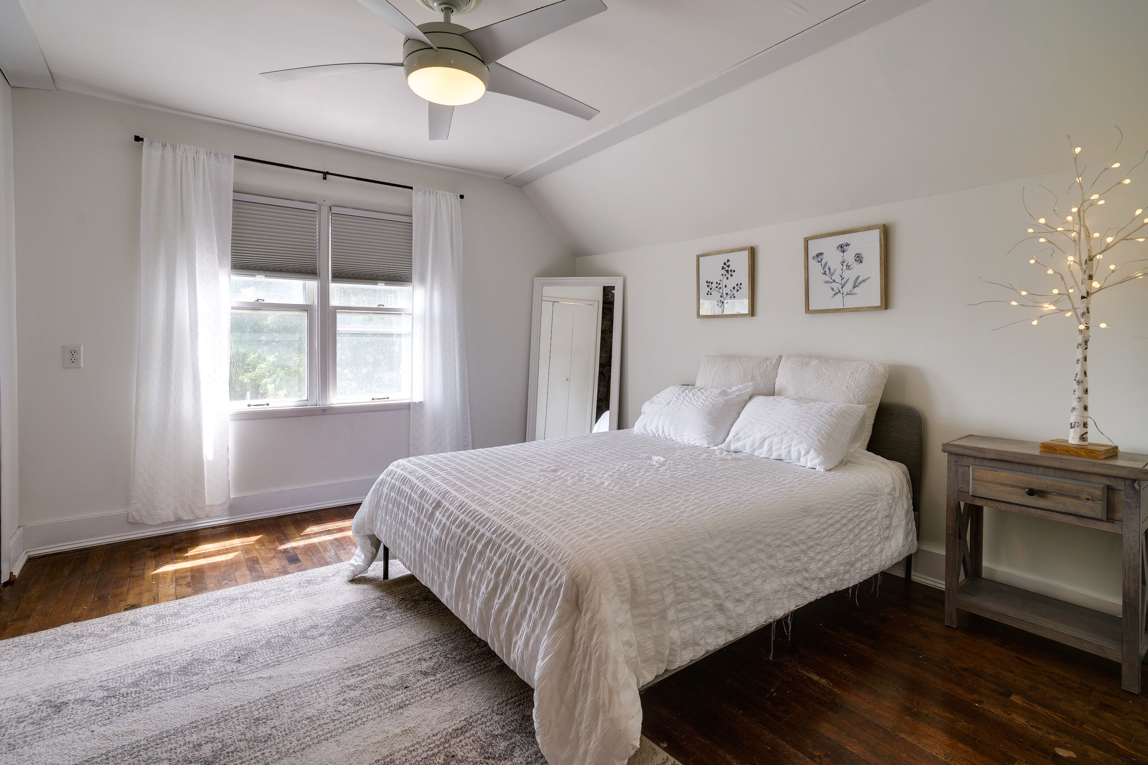 Bedroom 1 | Queen Bed | Smart TV | Ceiling Fan