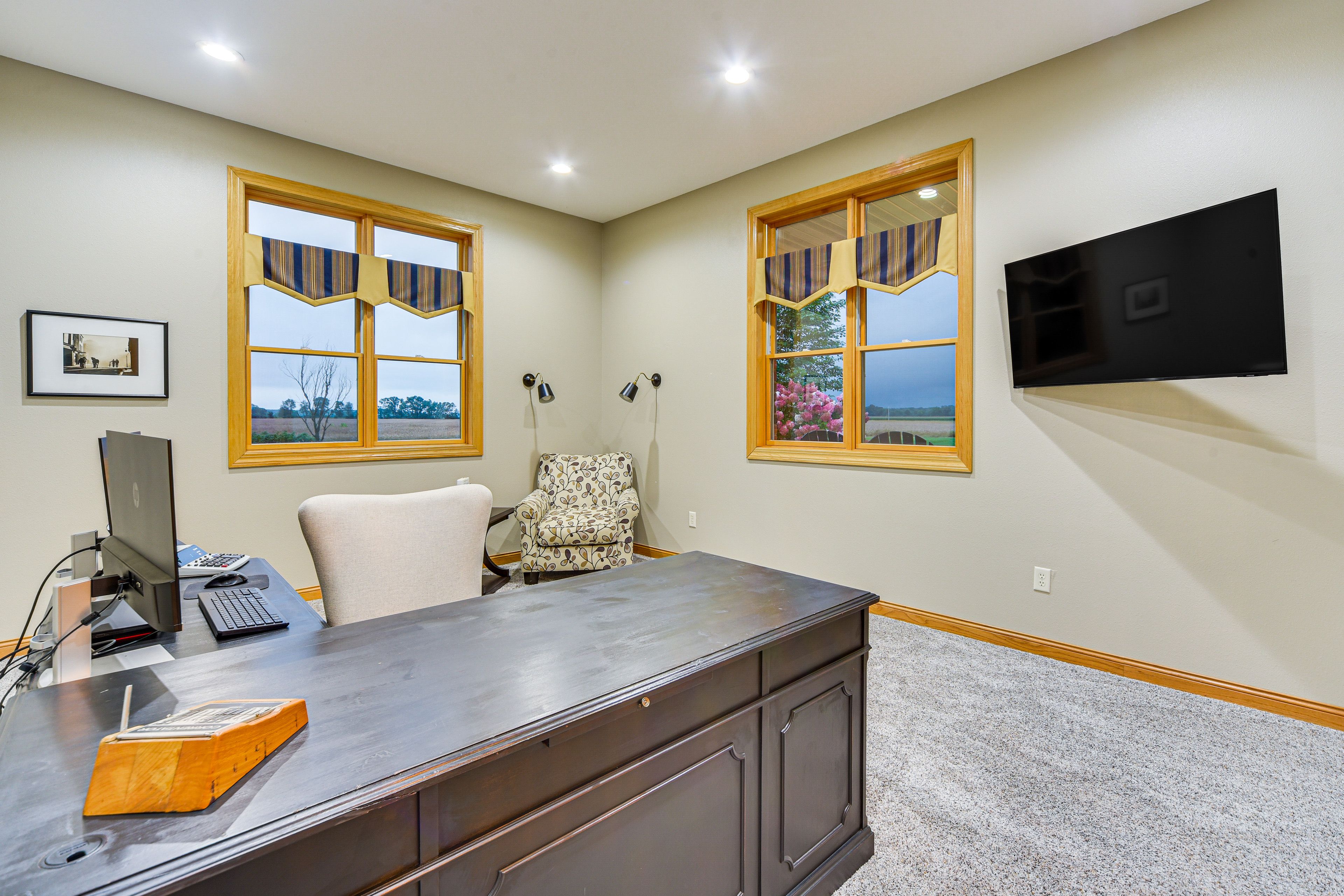 Office | Desk w/ 2 Monitors | Smart TV | Printer