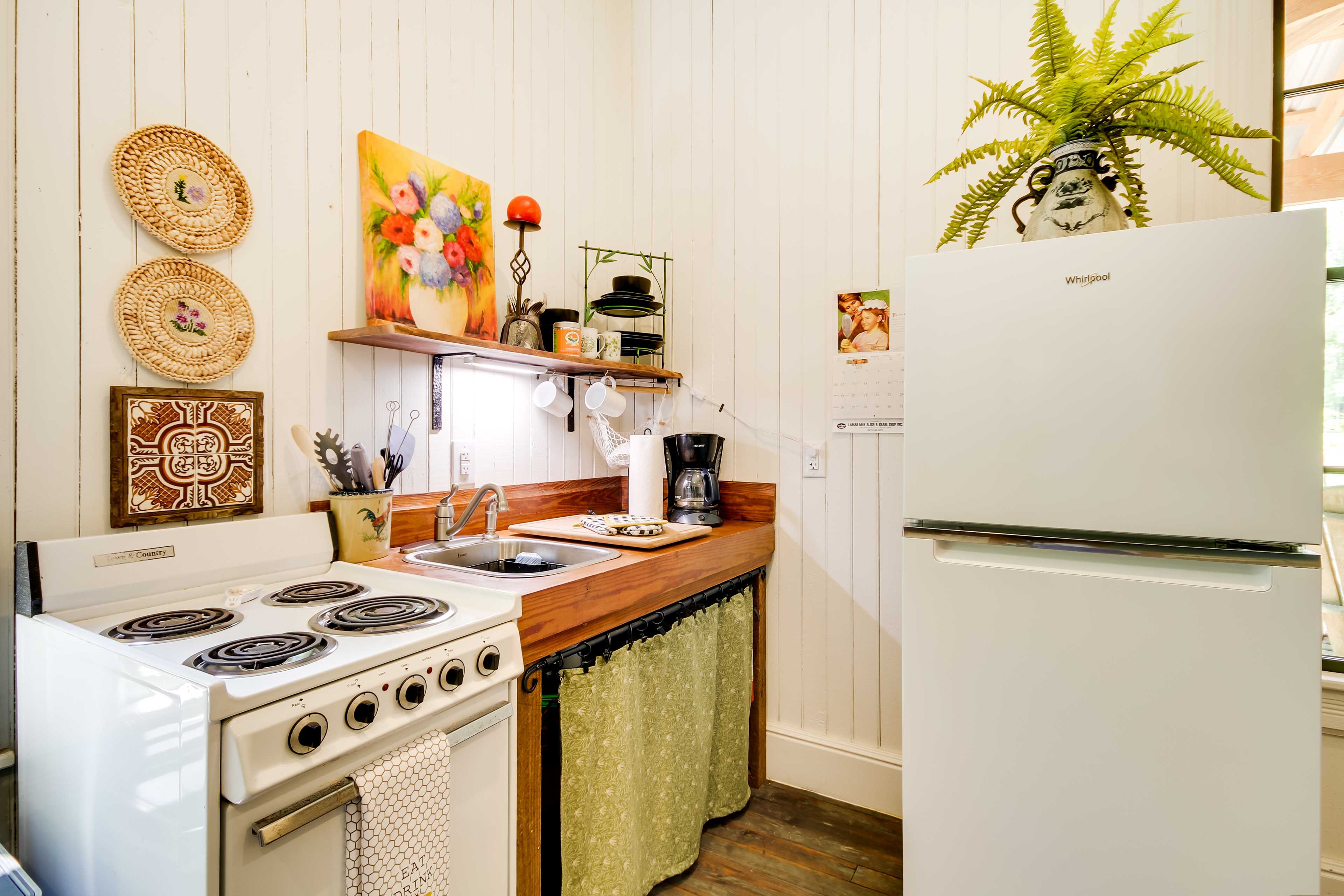 Kitchen | Coffee Maker | Stove/Oven | Dishware & Flatware