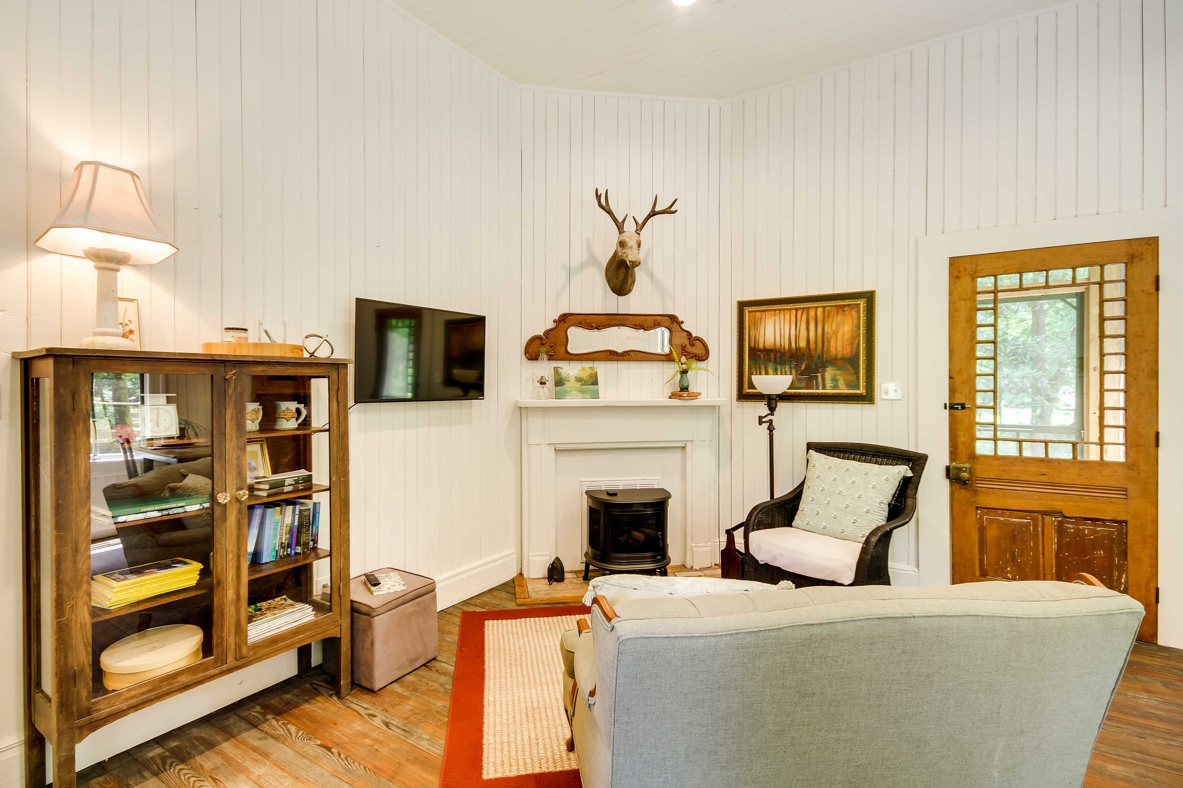 Living Room | Central A/C | Books | Flat-Screen TV