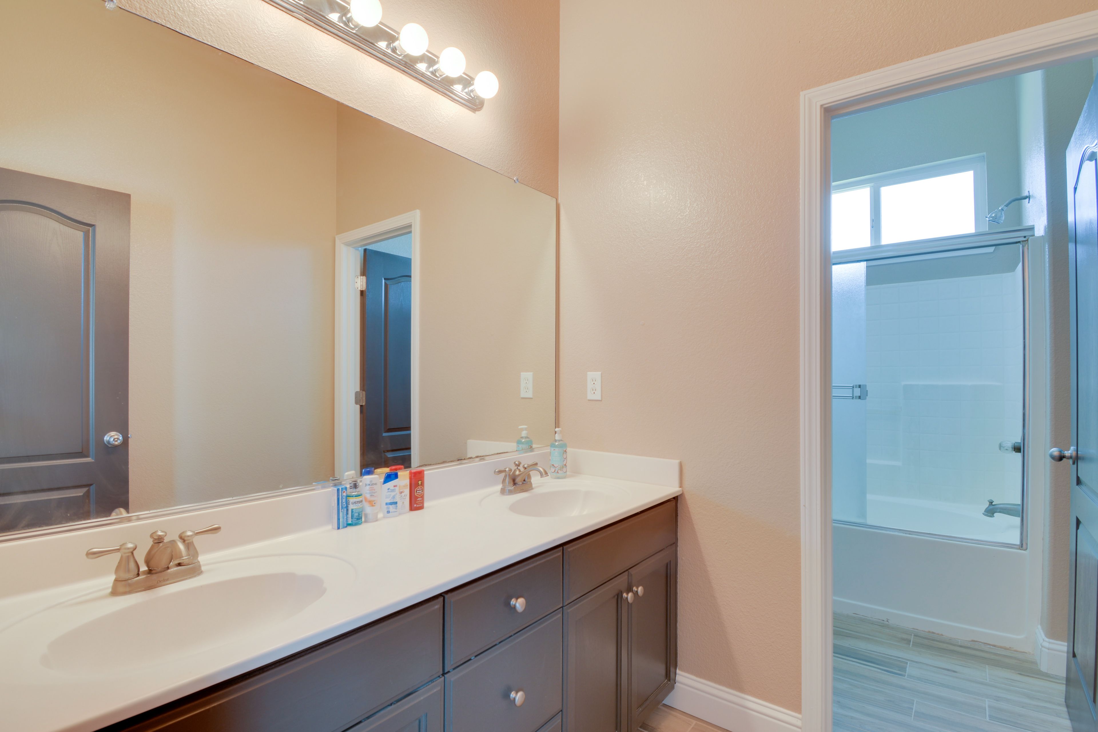 Full Bathroom | Complimentary Toiletries