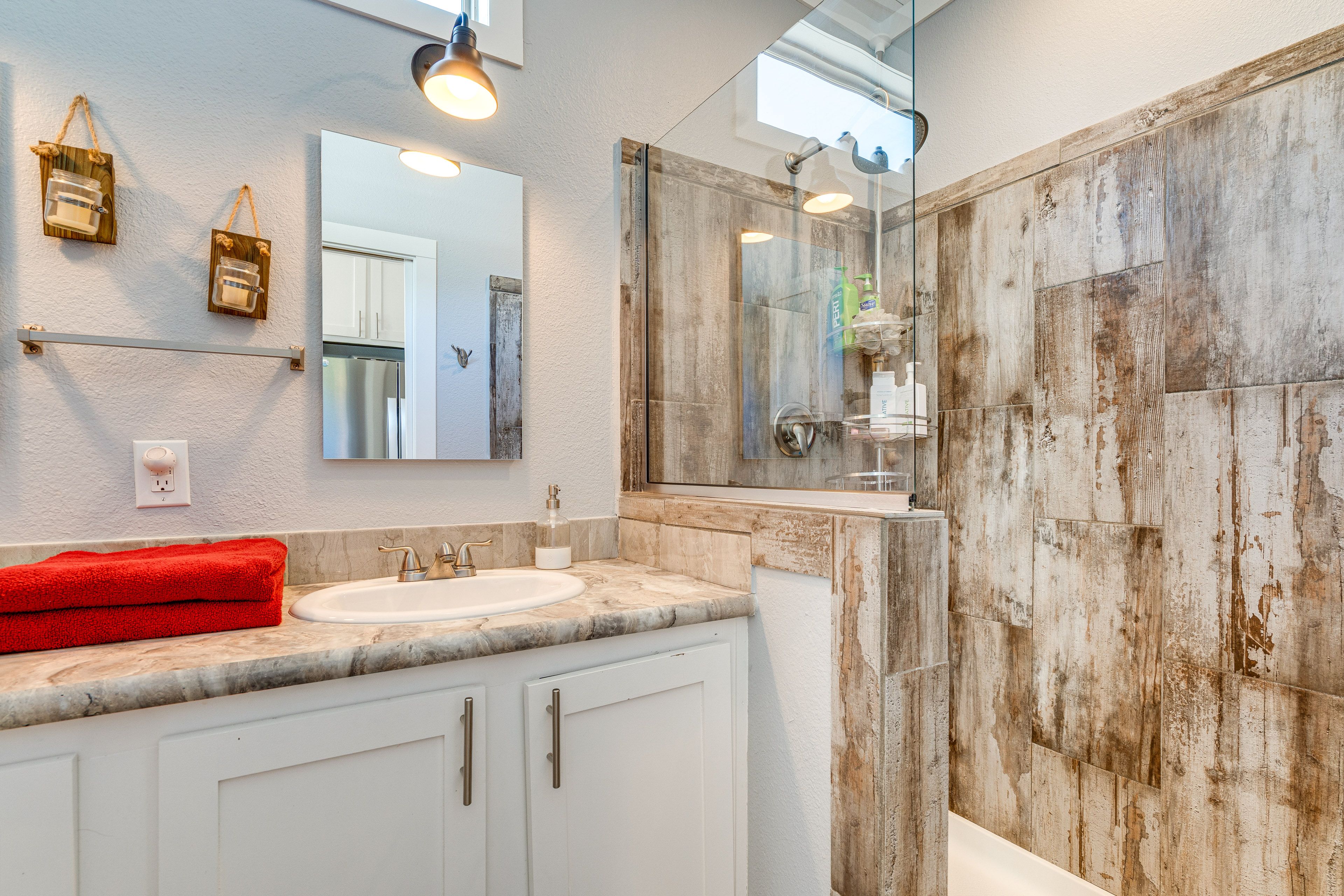 Full Bathroom | Towels Provided | Complimentary Toiletries