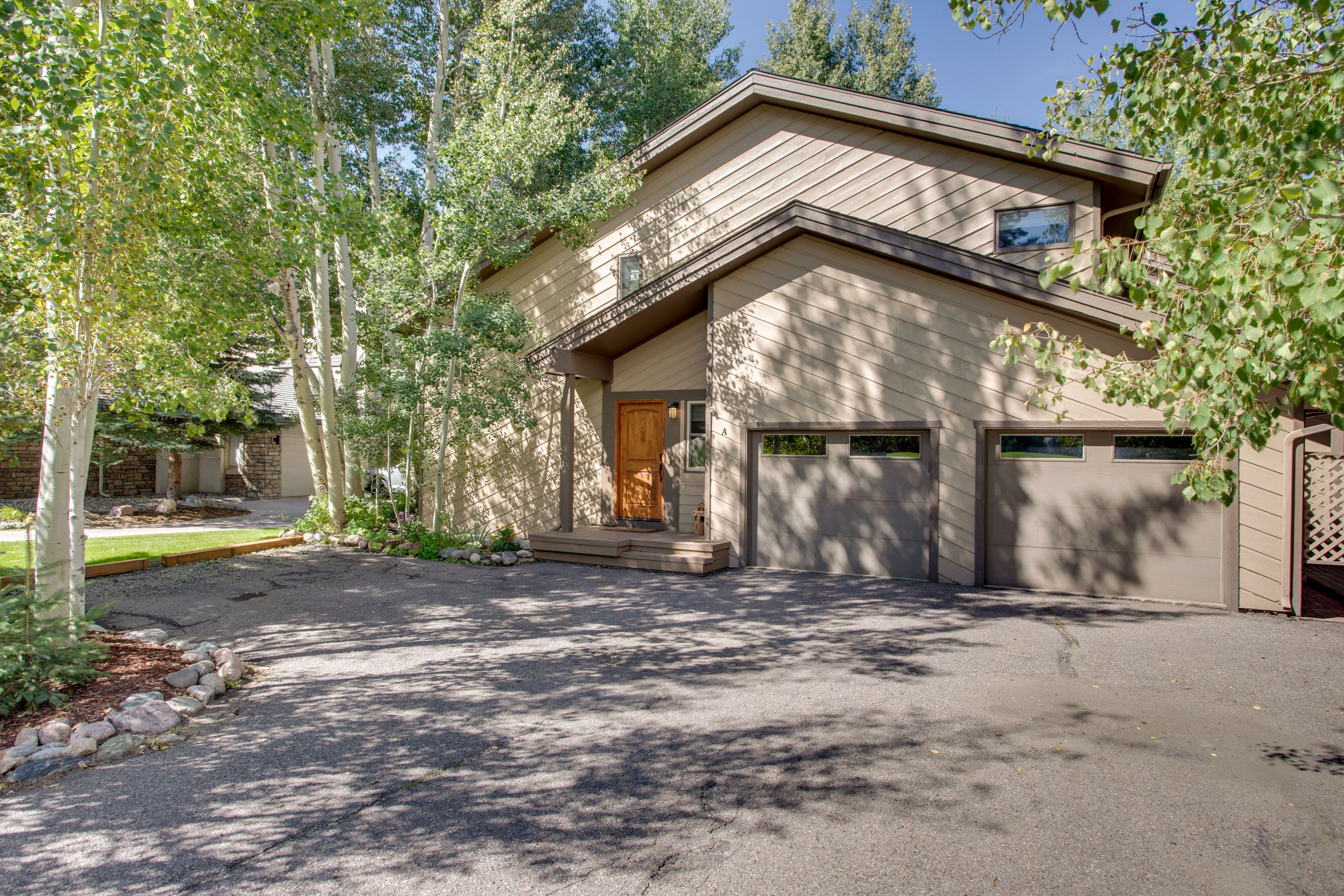 Property Exterior | Garage Parking (1 Vehicle) | Driveway Parking (2 Vehicles)