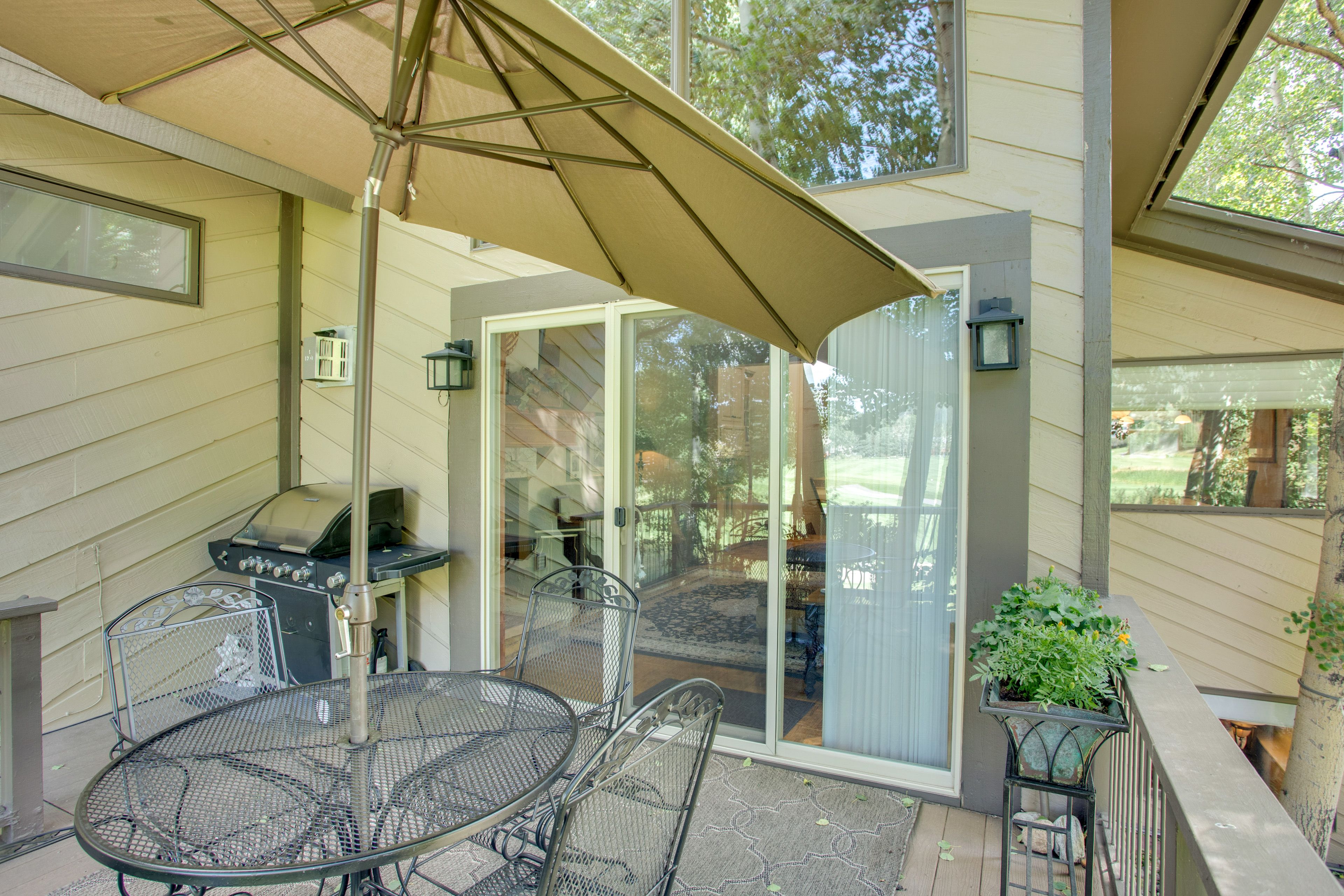 Deck | Outdoor Dining Area | Gas Grill