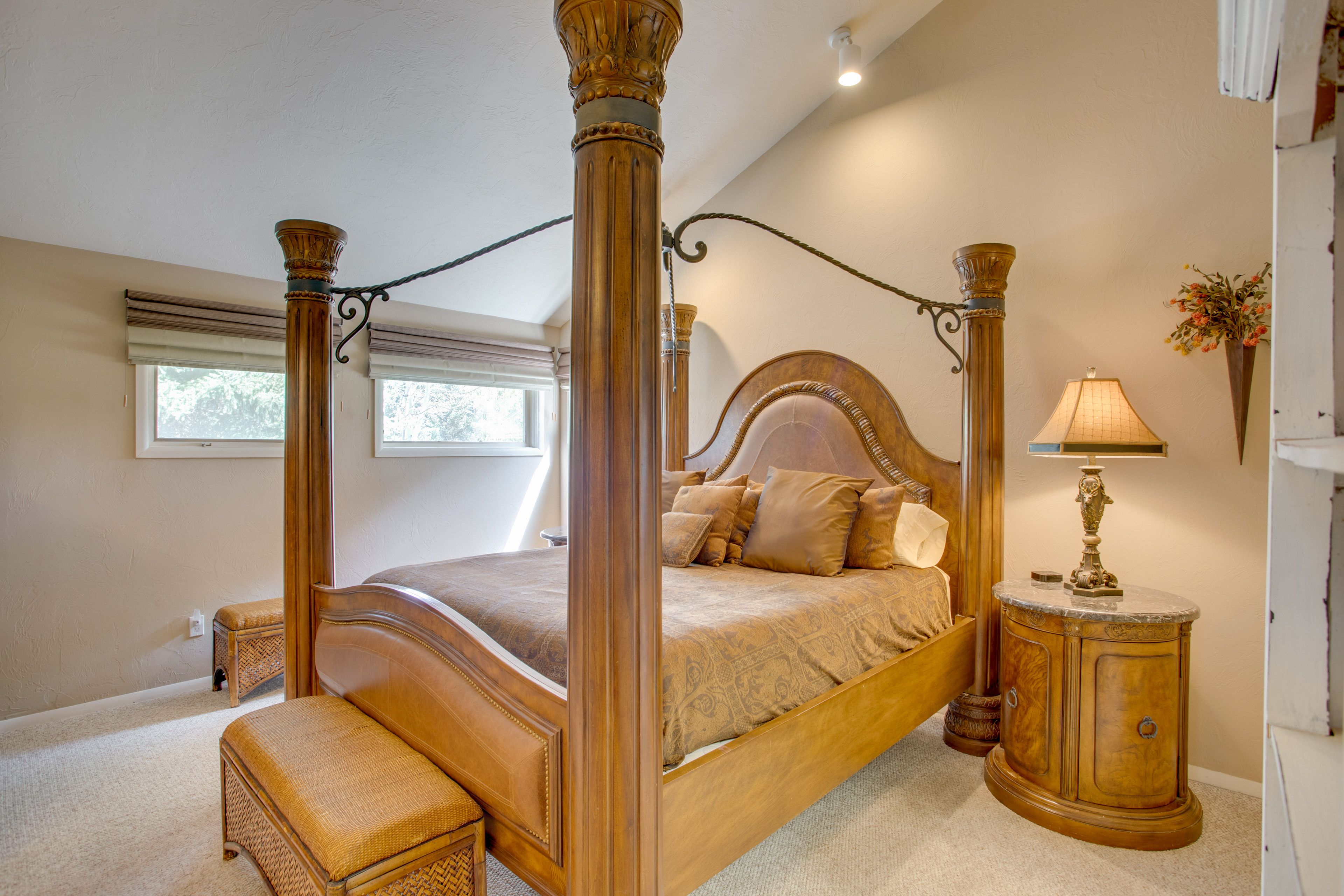 Bedroom 1 | King Bed | Smart TV | Linens Provided