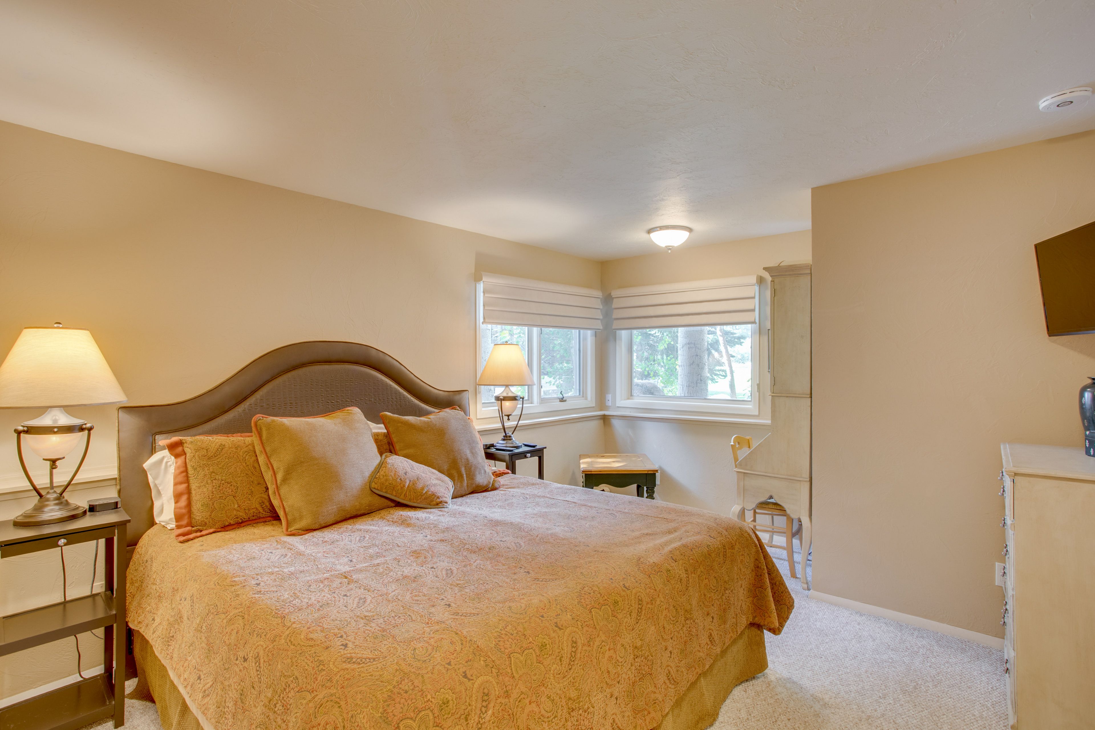 Bedroom 2 | King Bed | Smart TV