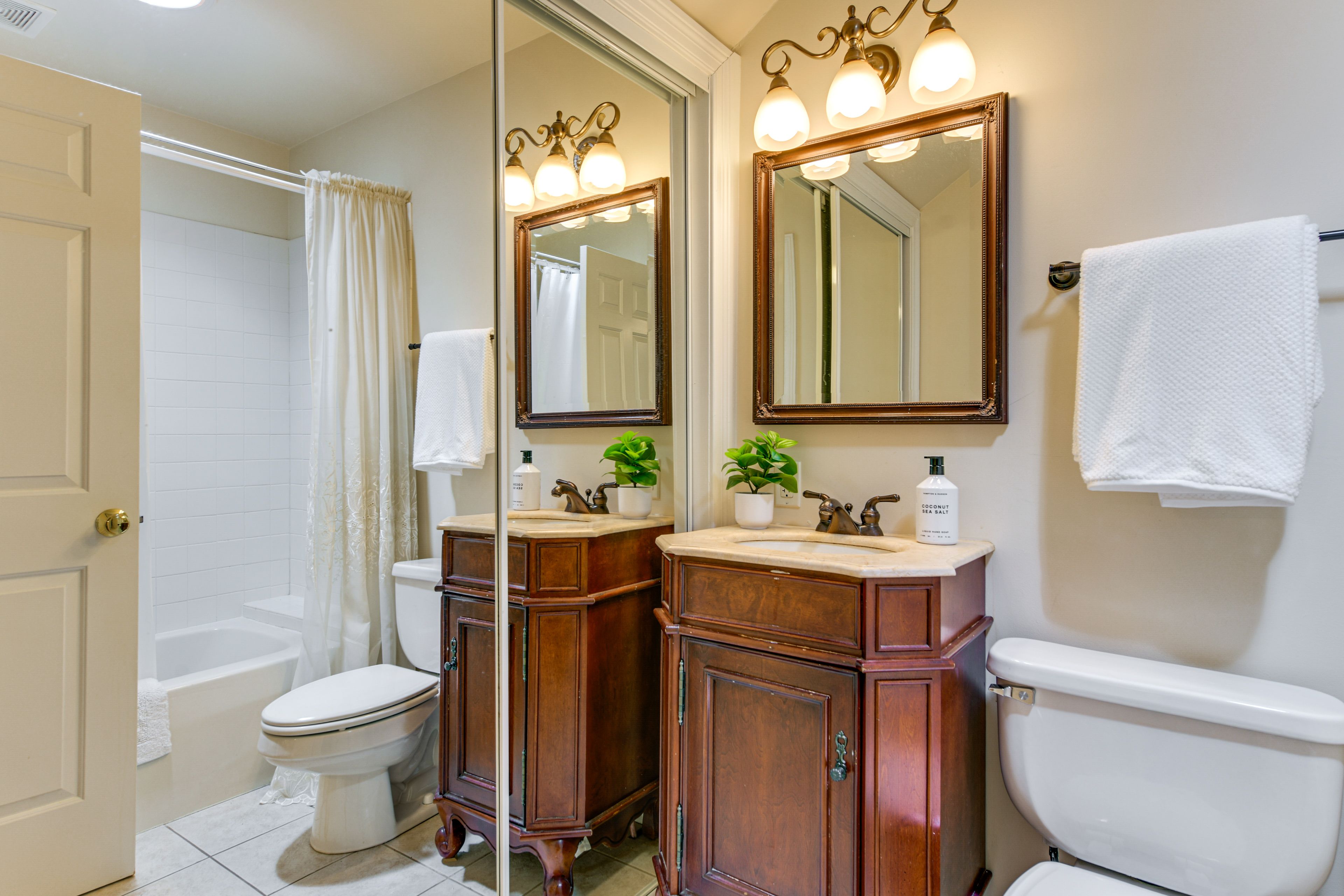 Bathroom | Upper Floor