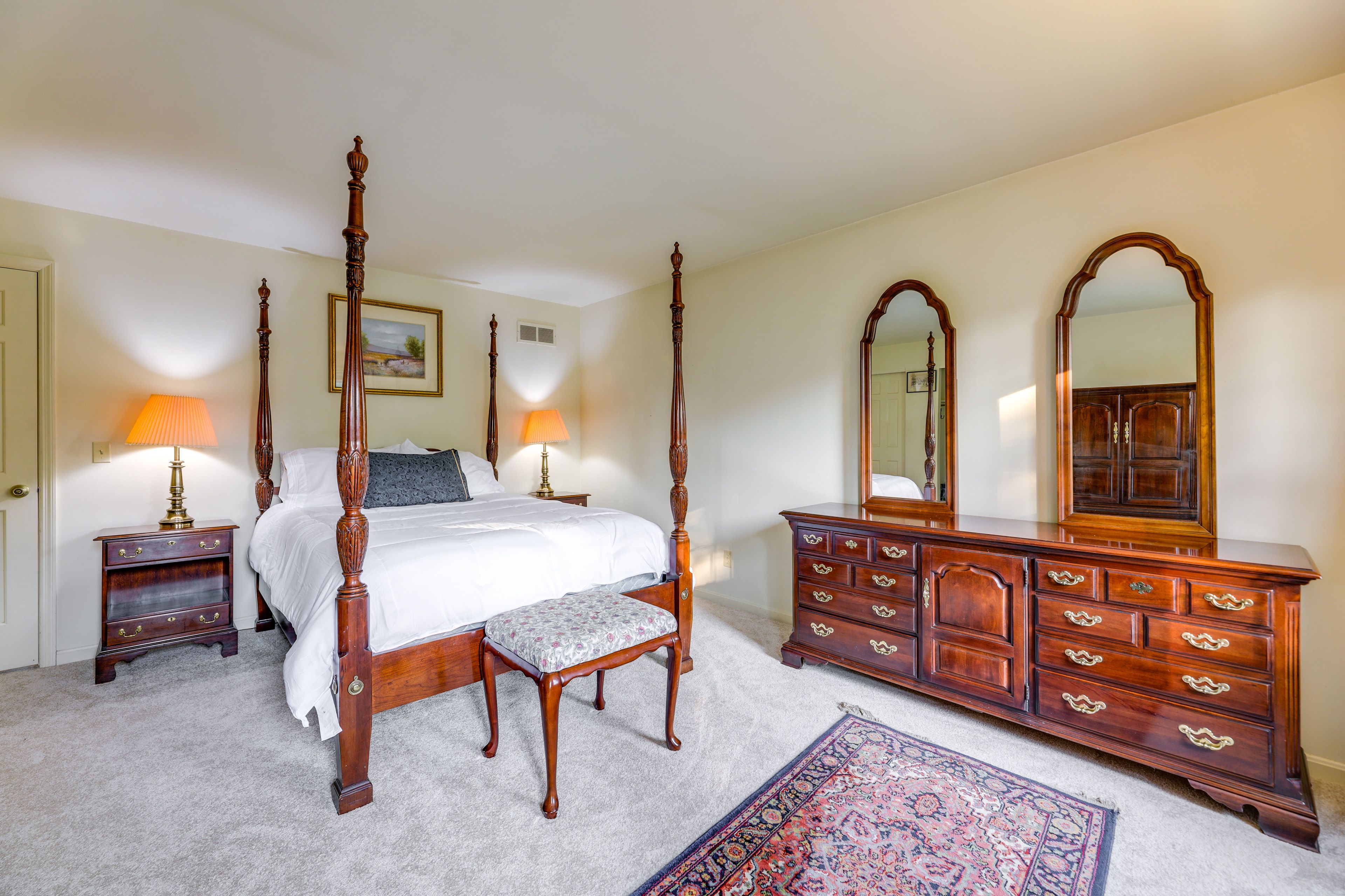 Bedroom 1 | 2nd Floor | Queen Bed | Linens Provided | Smart TV w/ Cable