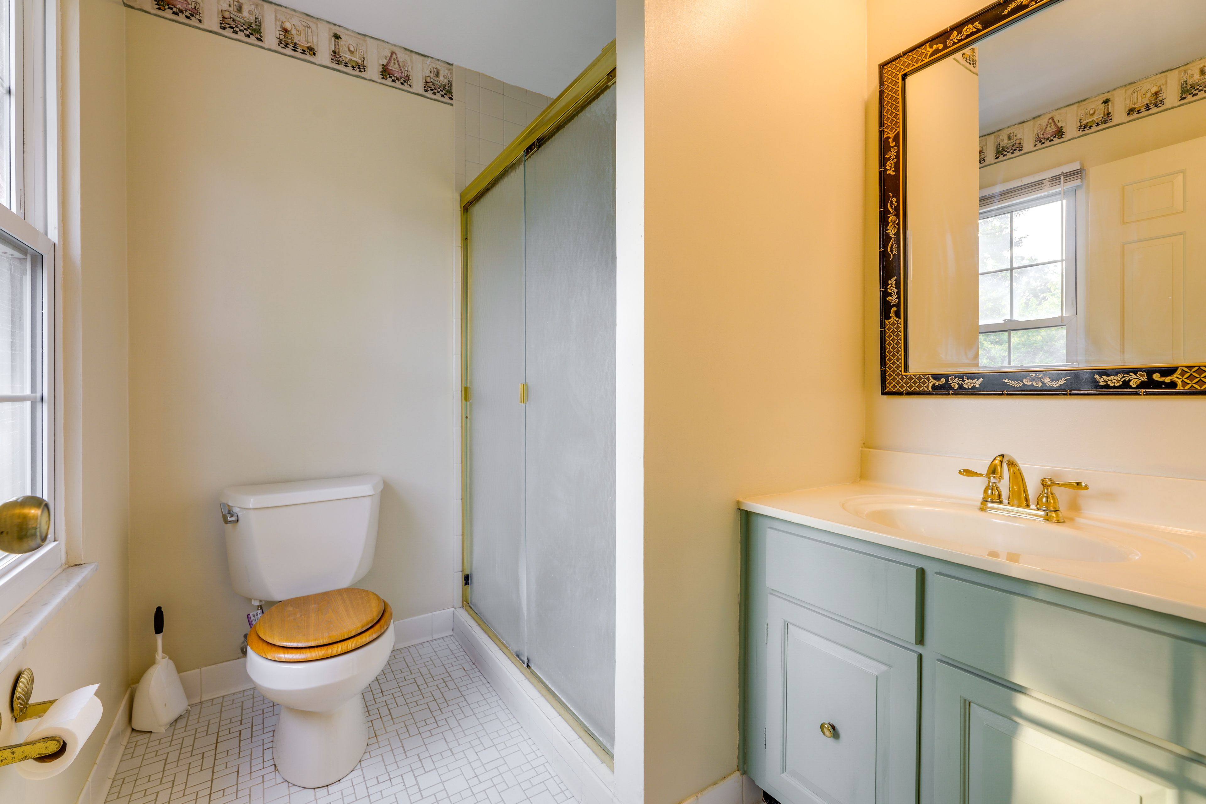 Full Bathroom | Towels Provided | Complimentary Toiletries