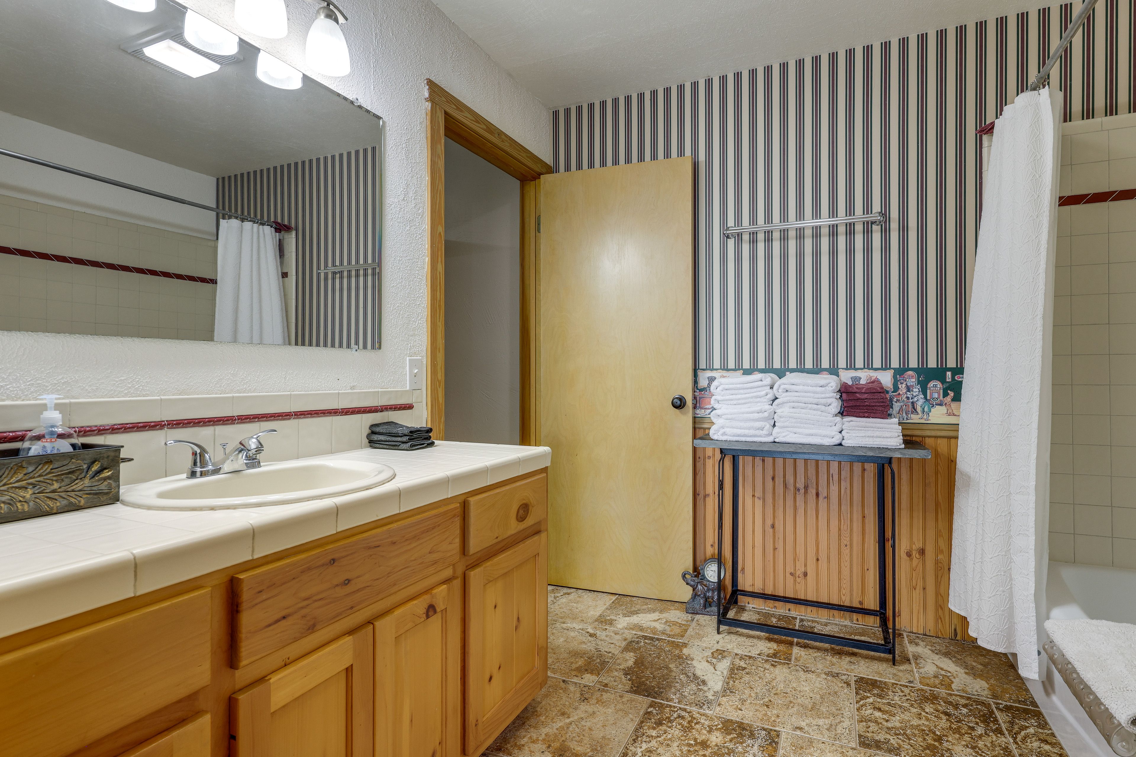 Full Bathroom | Shower/Tub Combo | Complimentary Toiletries | Towels Provided