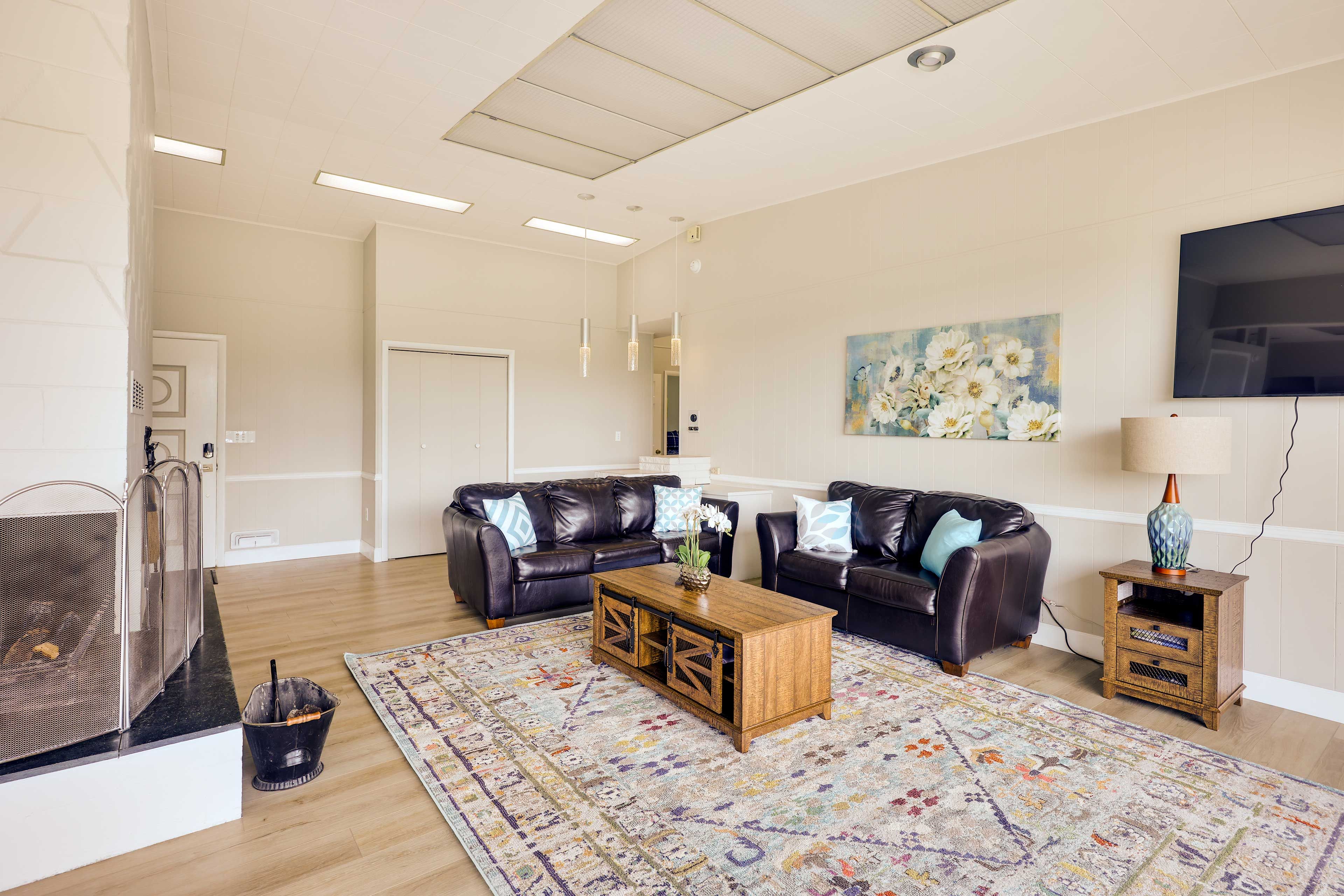 Living Room | Smart TV | Central A/C & Heating | Free WiFi