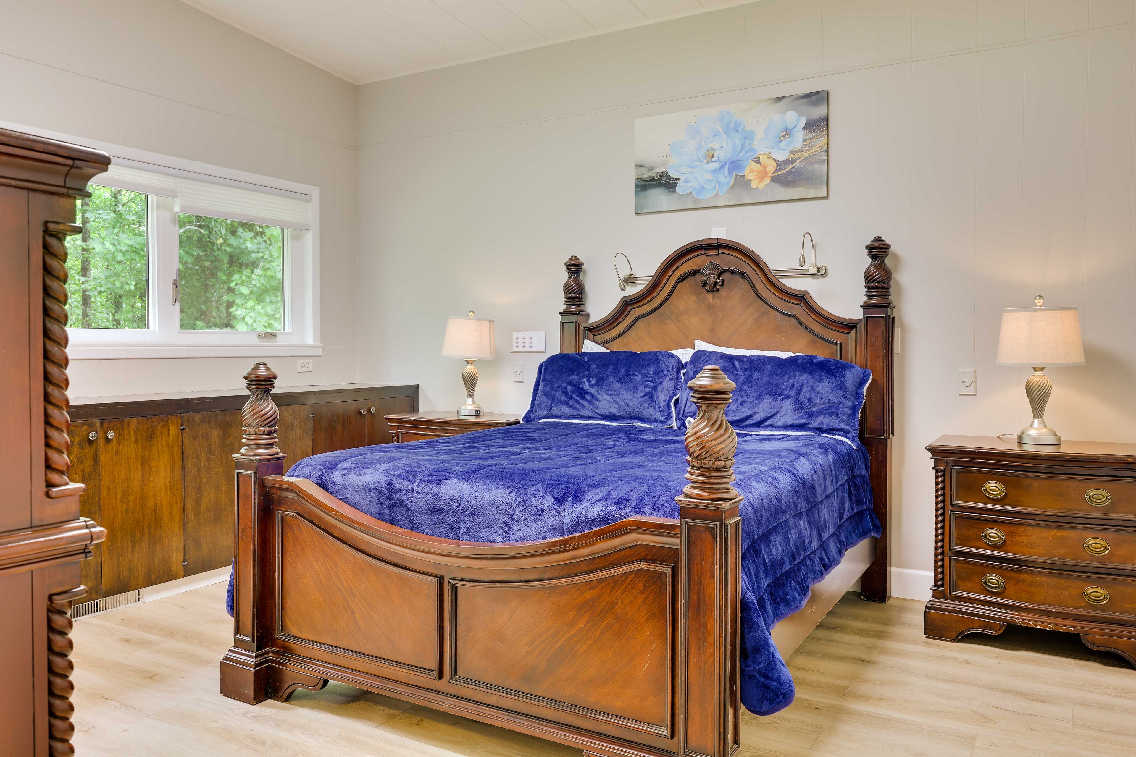 Bedroom 1 | Queen Bed | Linens Provided