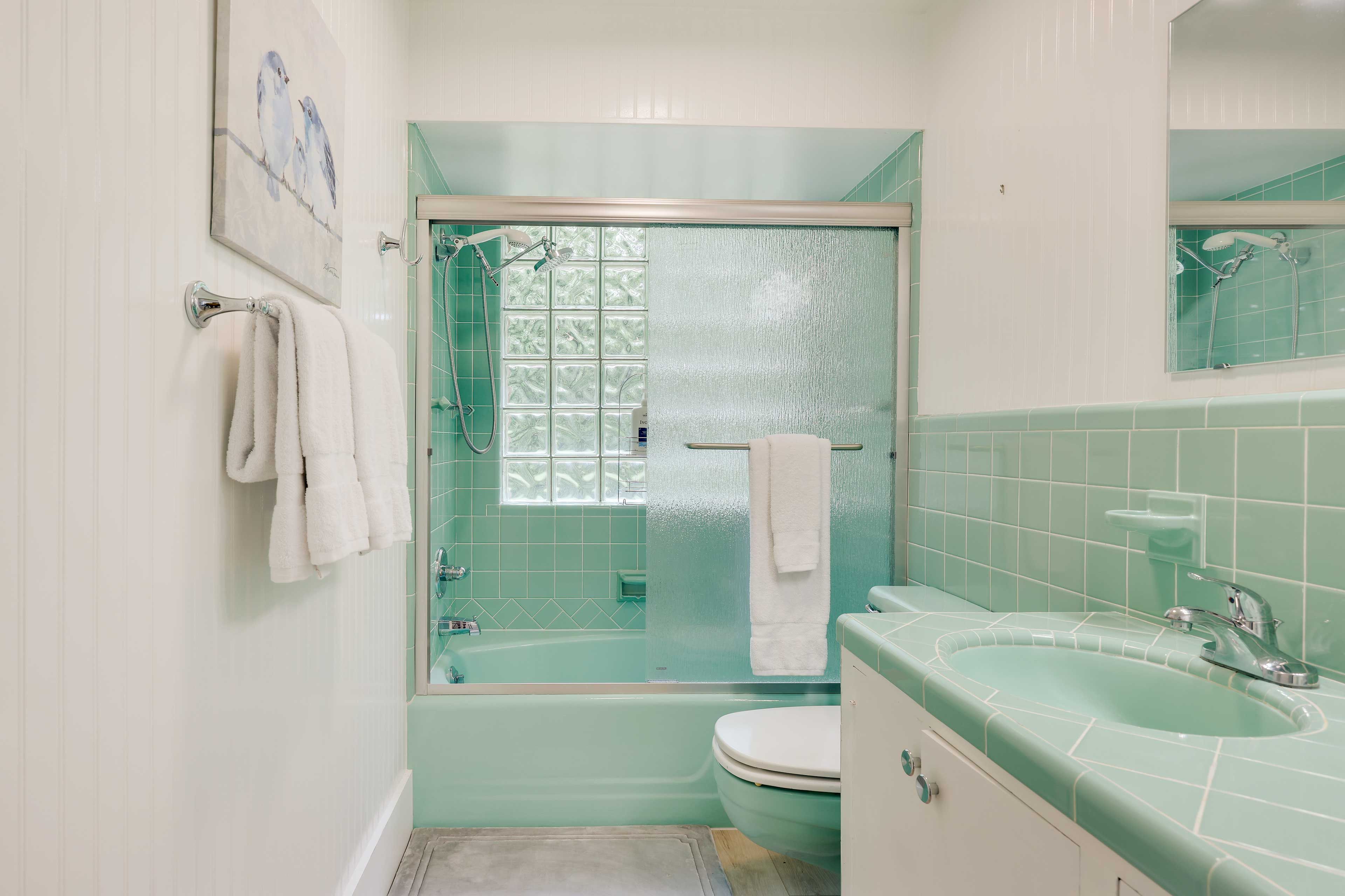 Full Bathroom | Towels Provided