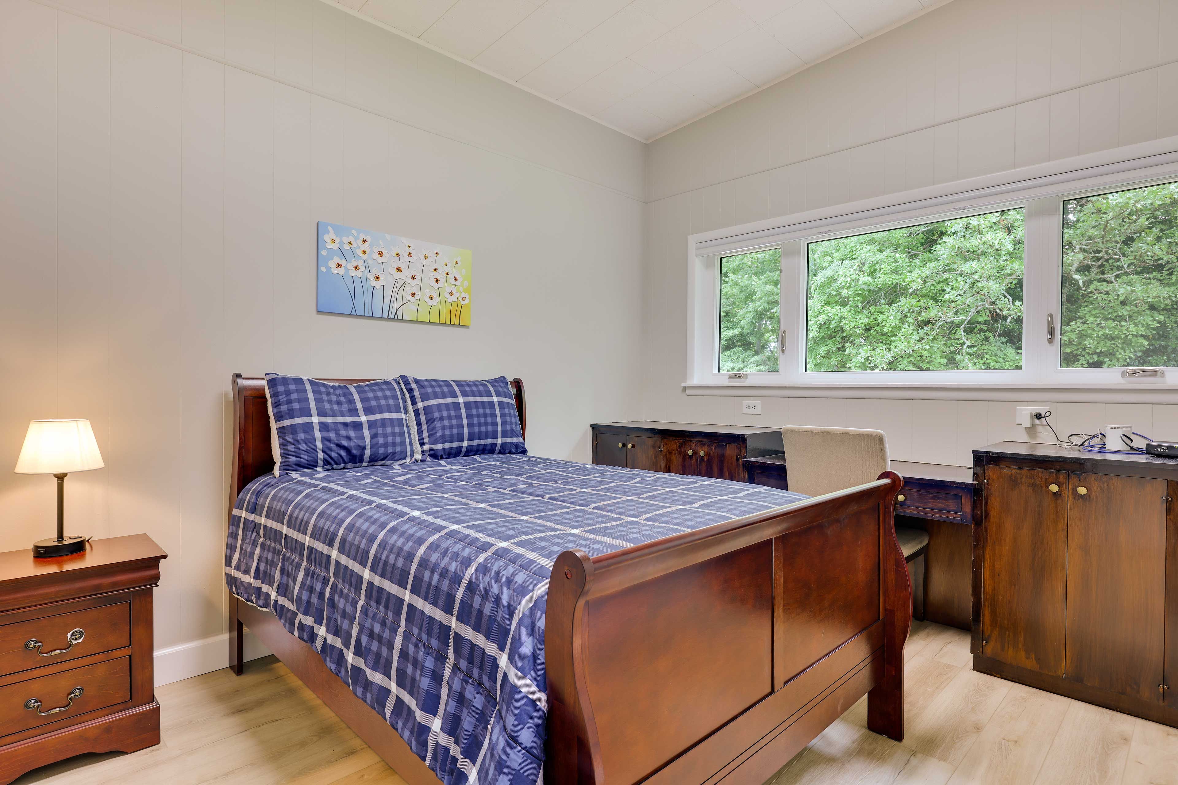 Bedroom 2 | Full Bed | Laptop-Friendly Workspace