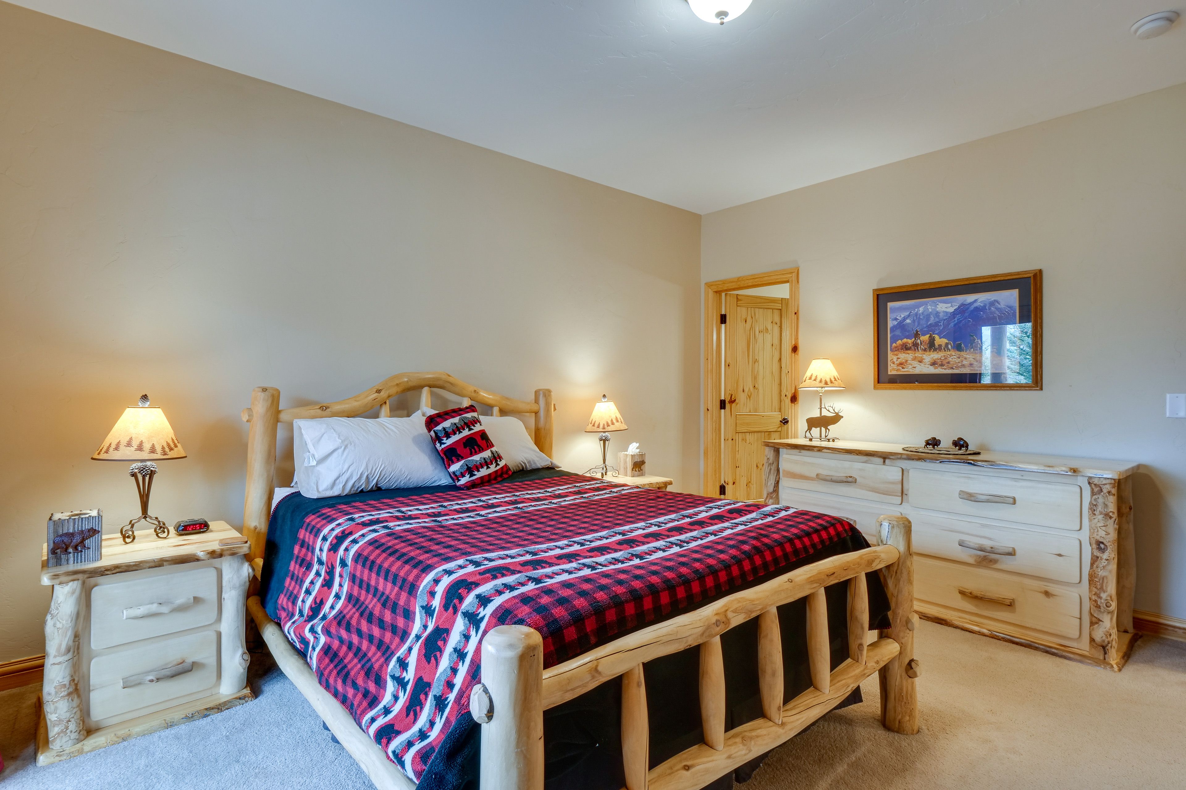 Bedroom 1 | Queen Bed | En-Suite Bathroom
