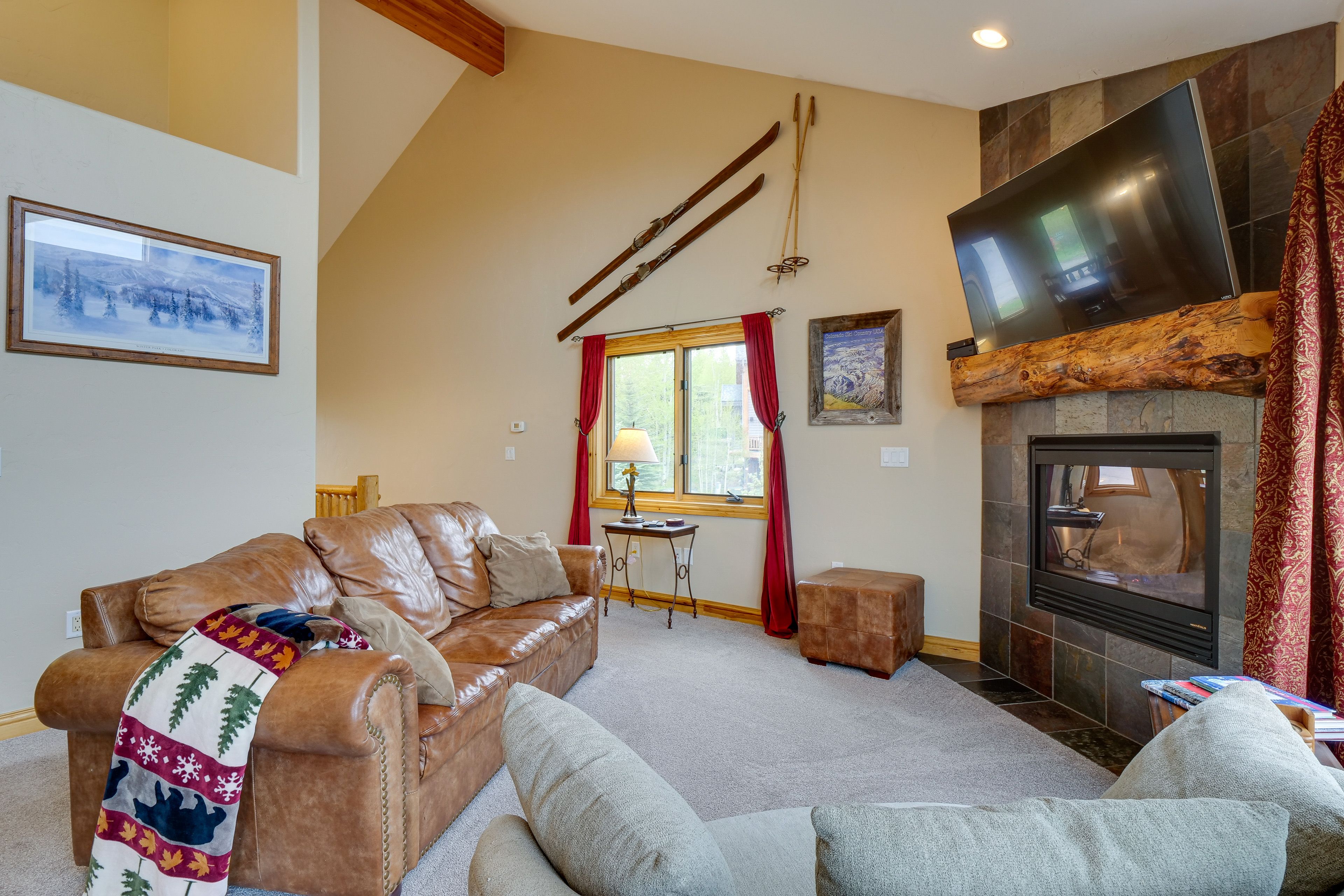 Living Room | Fireplace | Board Games | Smart TV
