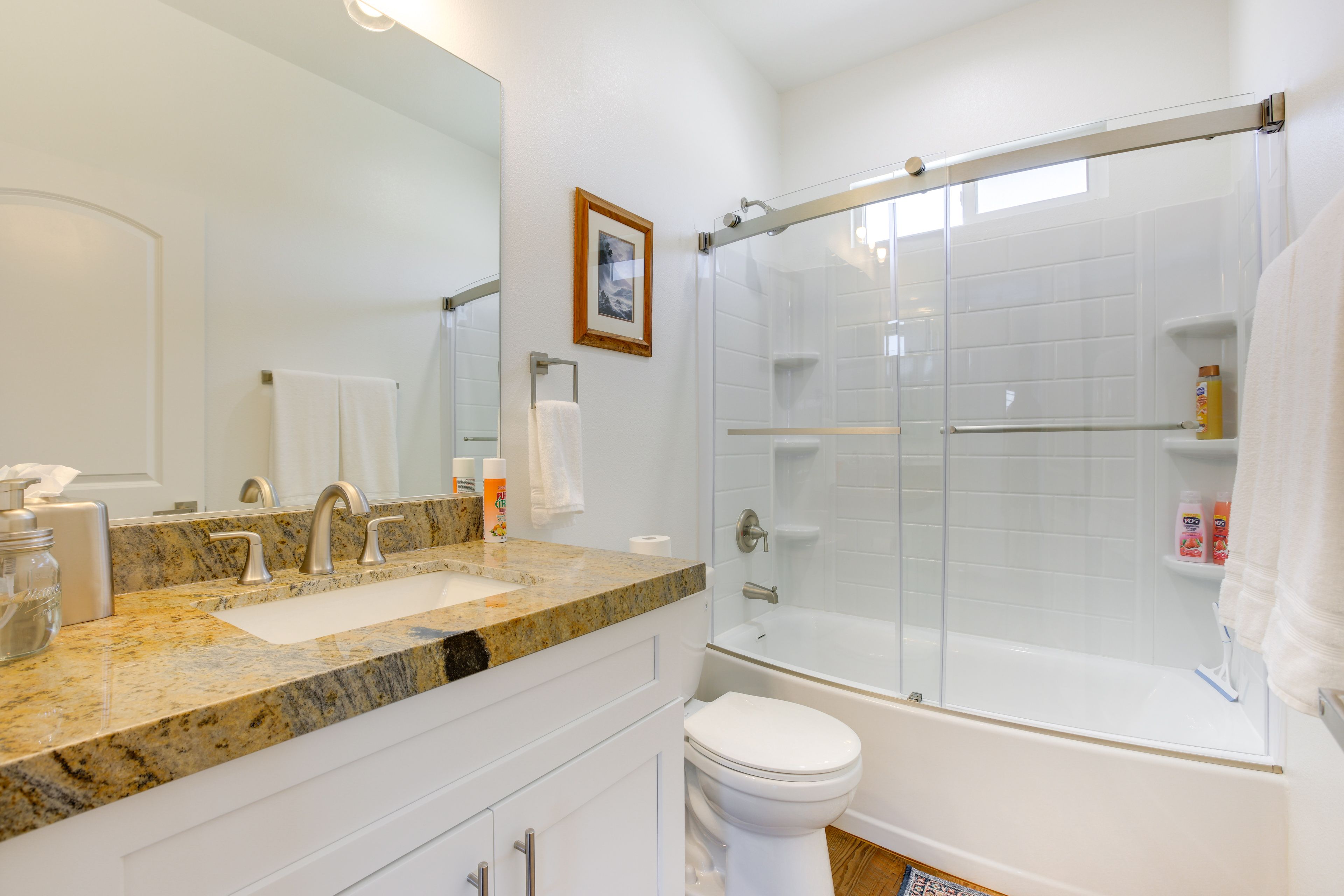 Full Bathroom | Complimentary Toiletries | Towels Provided