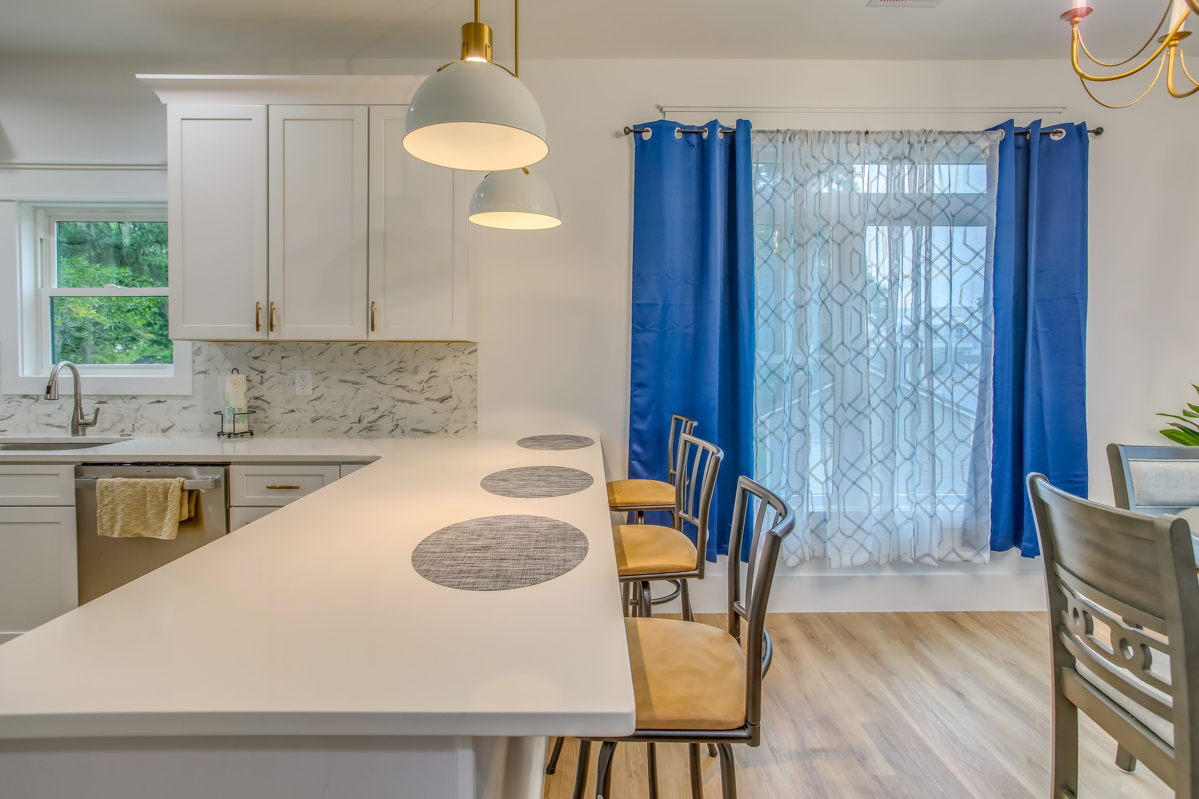 Breakfast Bar w/ Seating