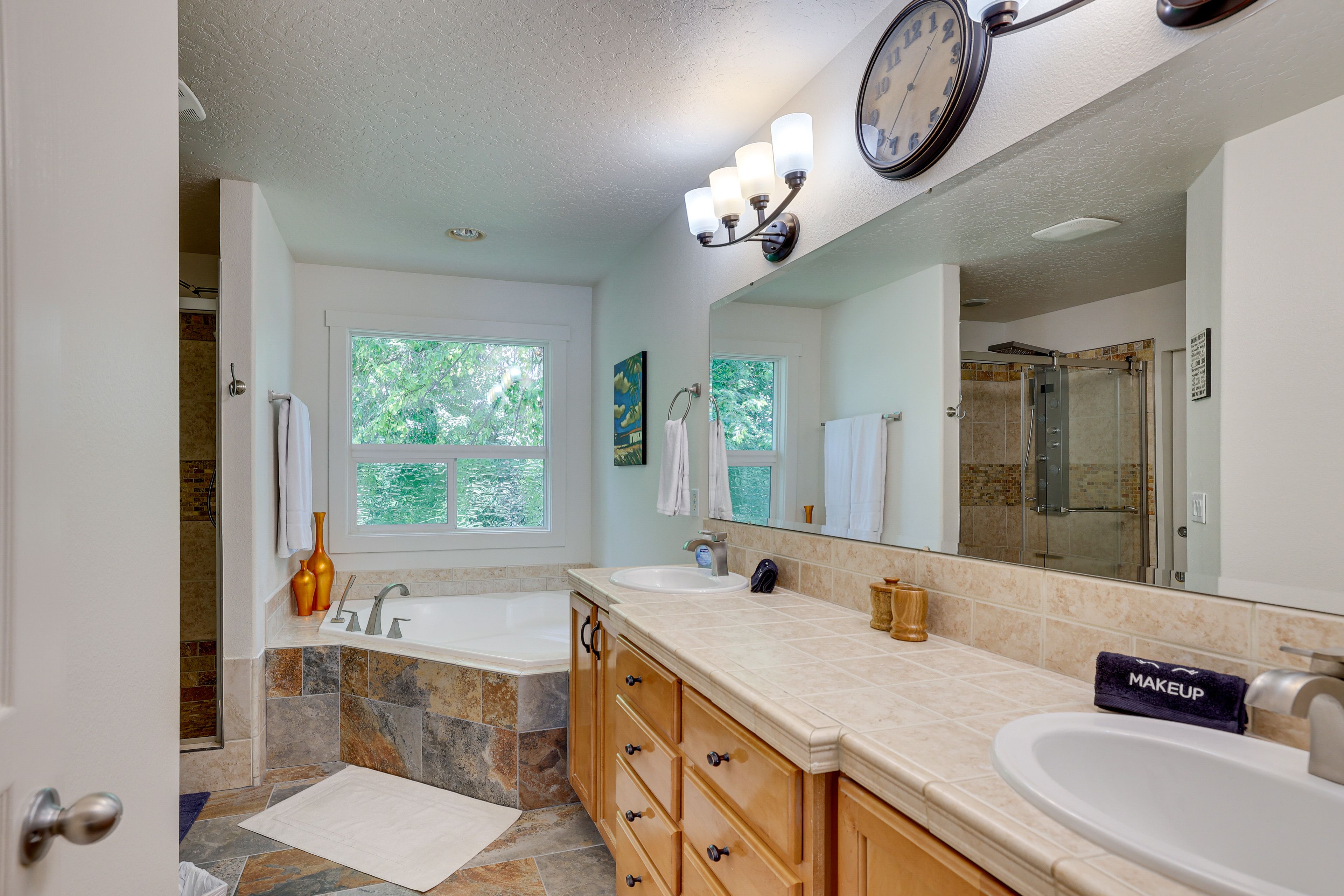 En-Suite Bathroom | Complimentary Toiletries | Towels Provided