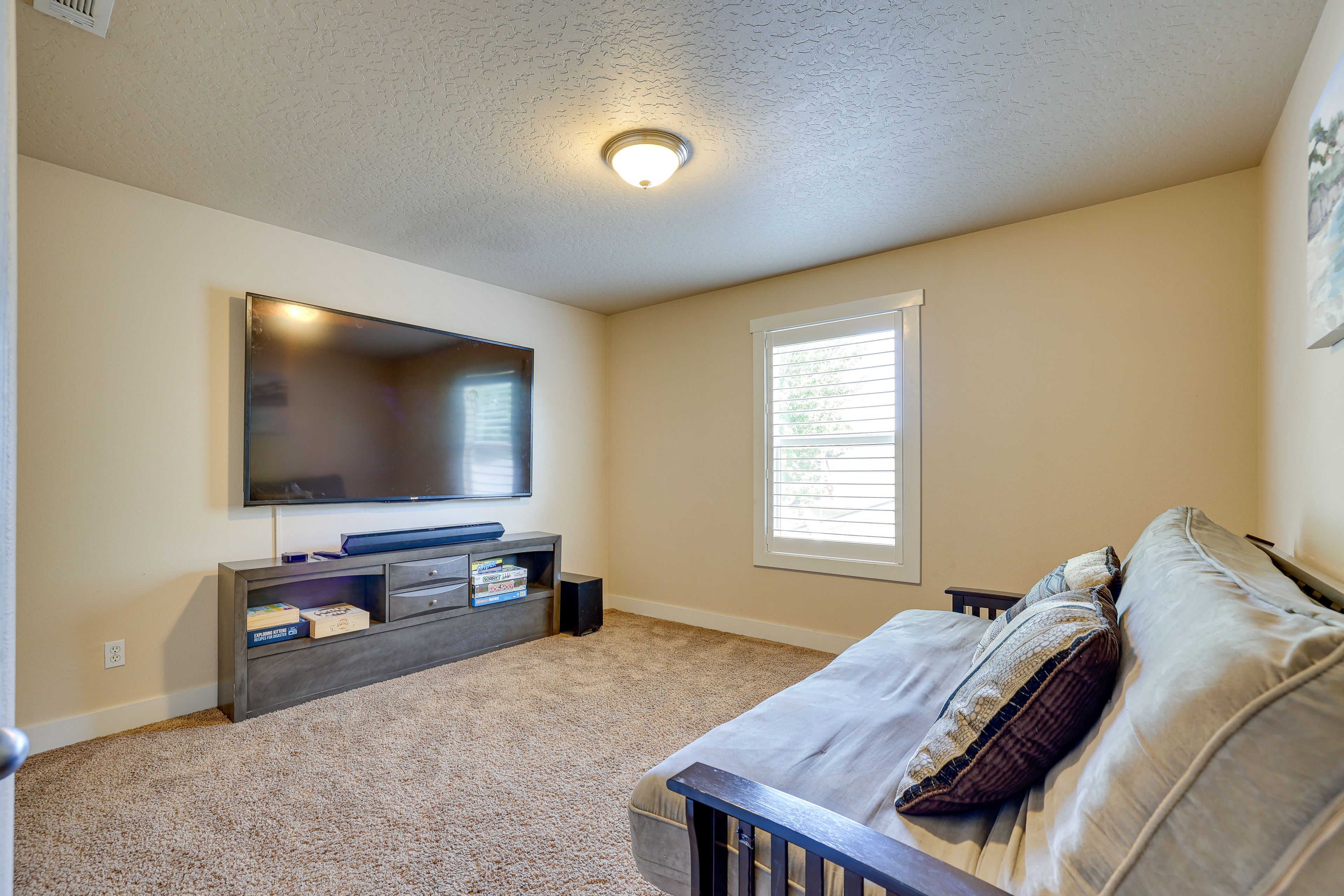 Bedroom 4 | Queen Futon | Smart TV