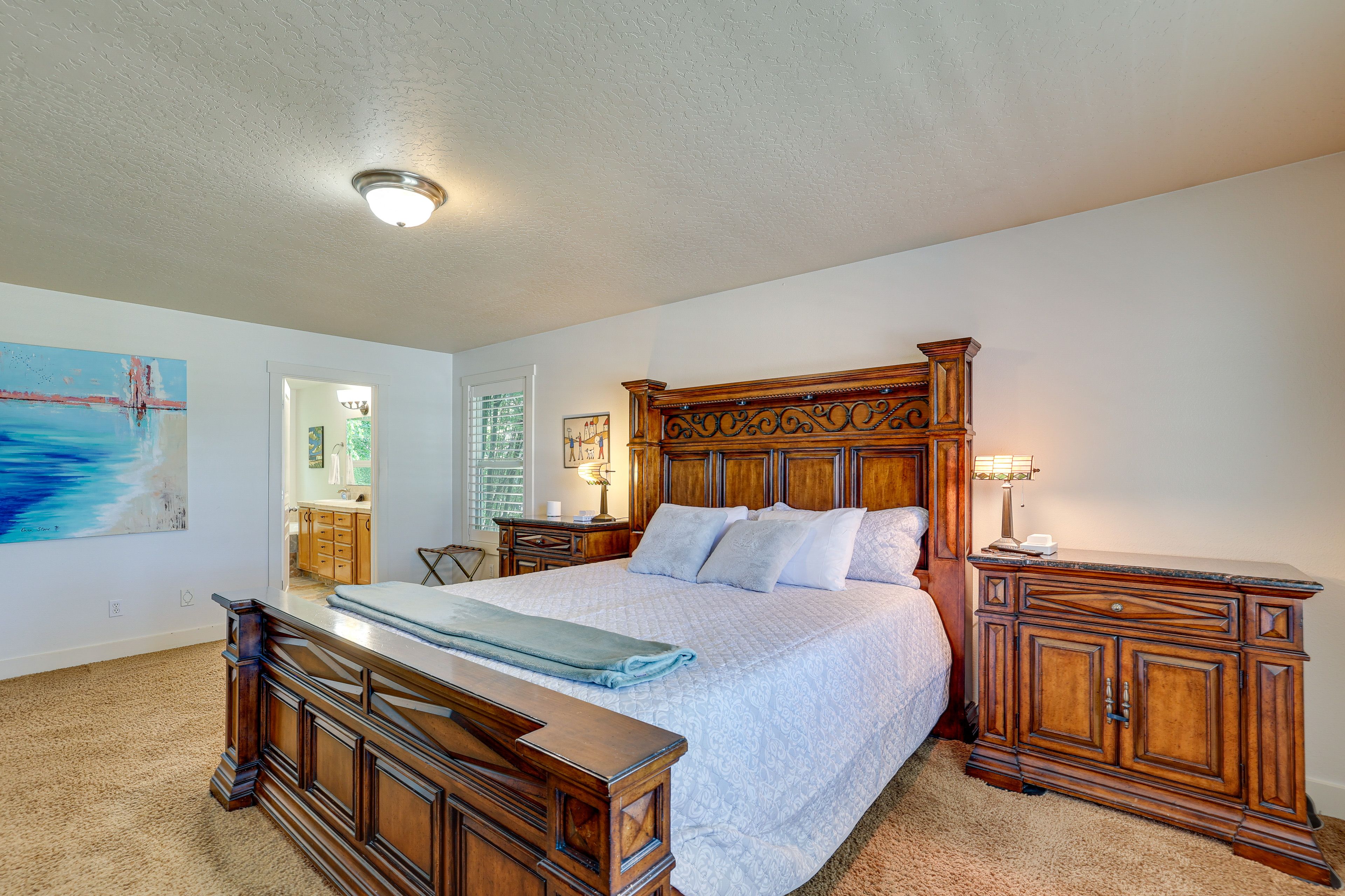 Bedroom 1 | California King Bed | Smart TV | En-Suite Bathroom