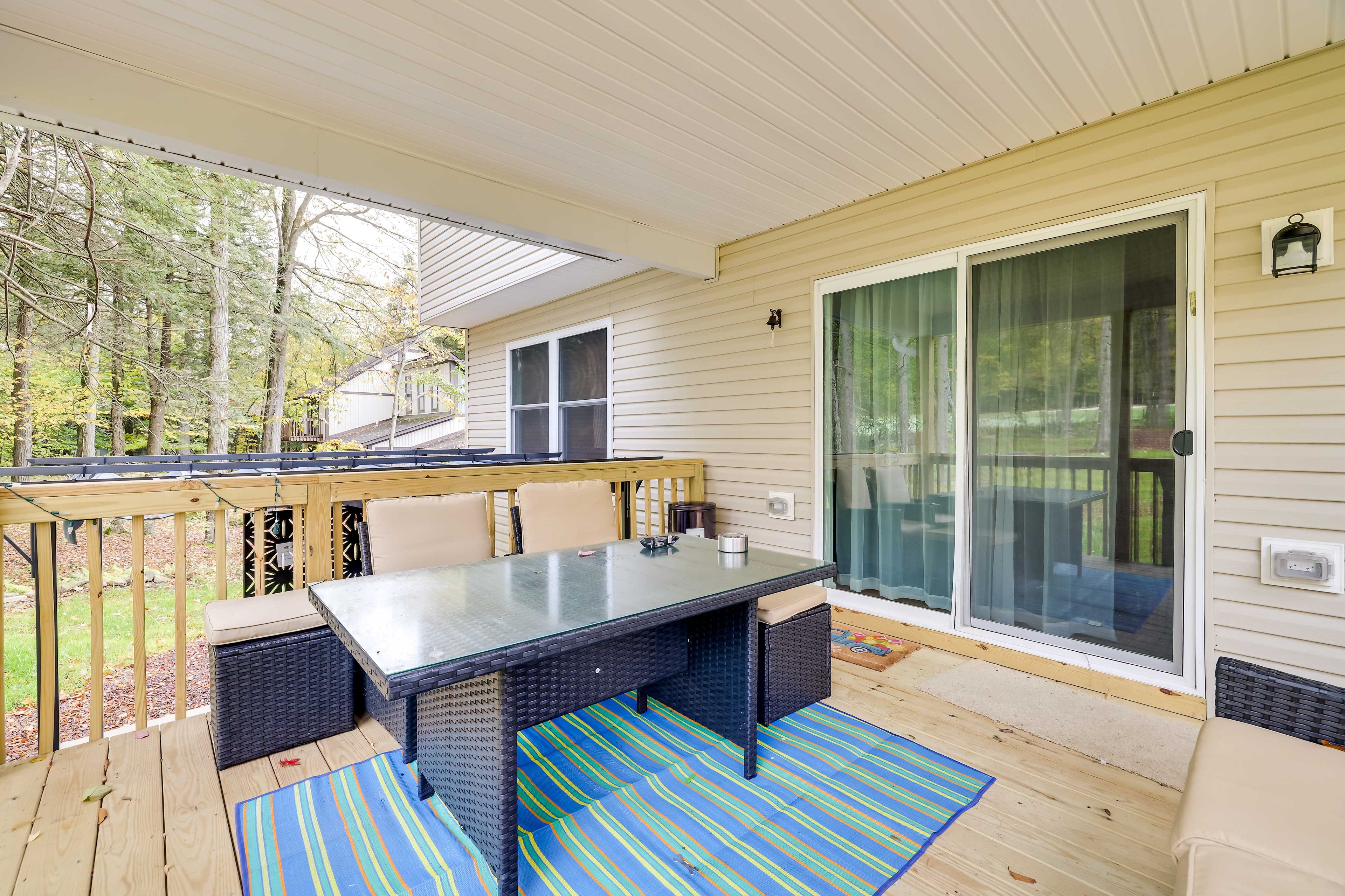Covered Porch | Seating & Dining