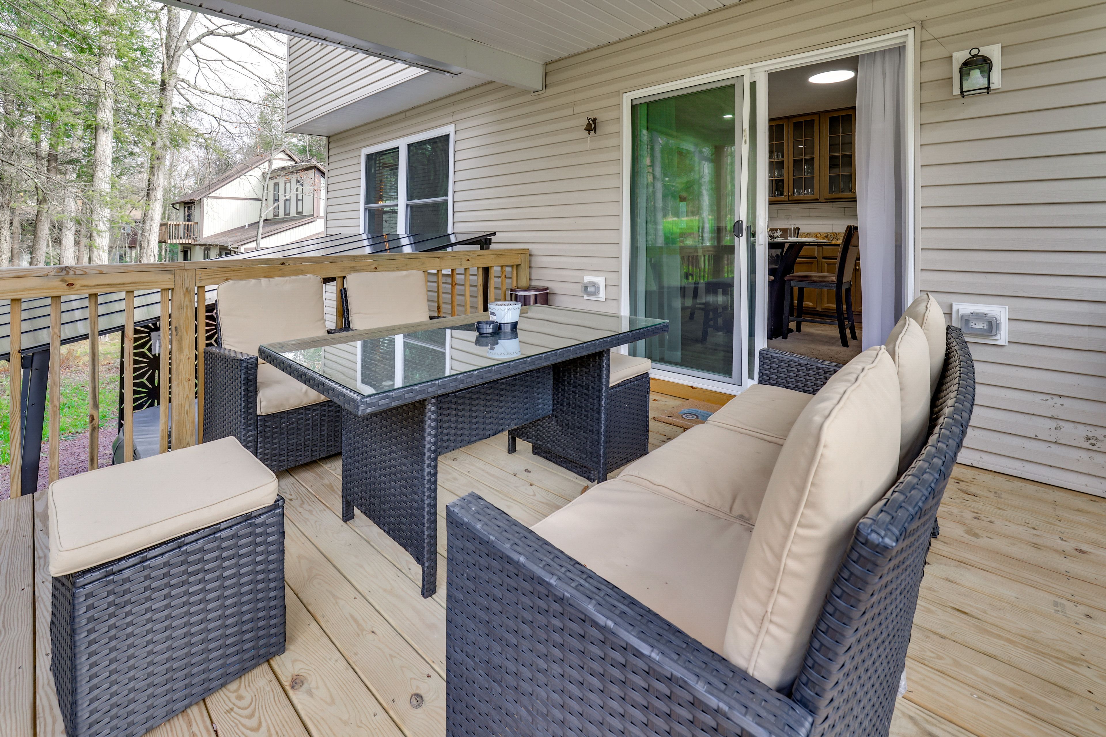 Covered Porch | Seating & Dining