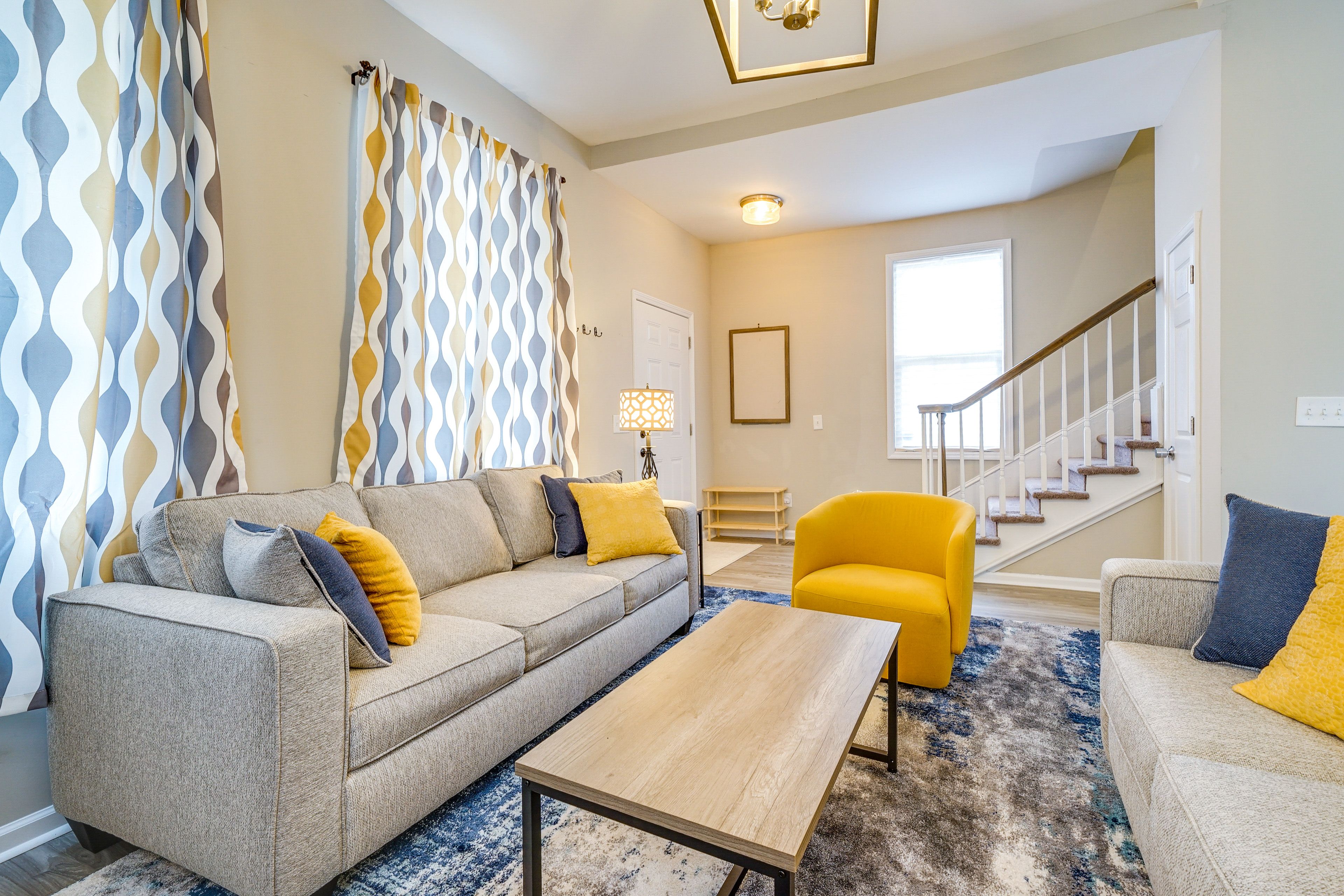 Living Room | 1st Floor | Central Heating & A/C | Smart TV | Free WiFi