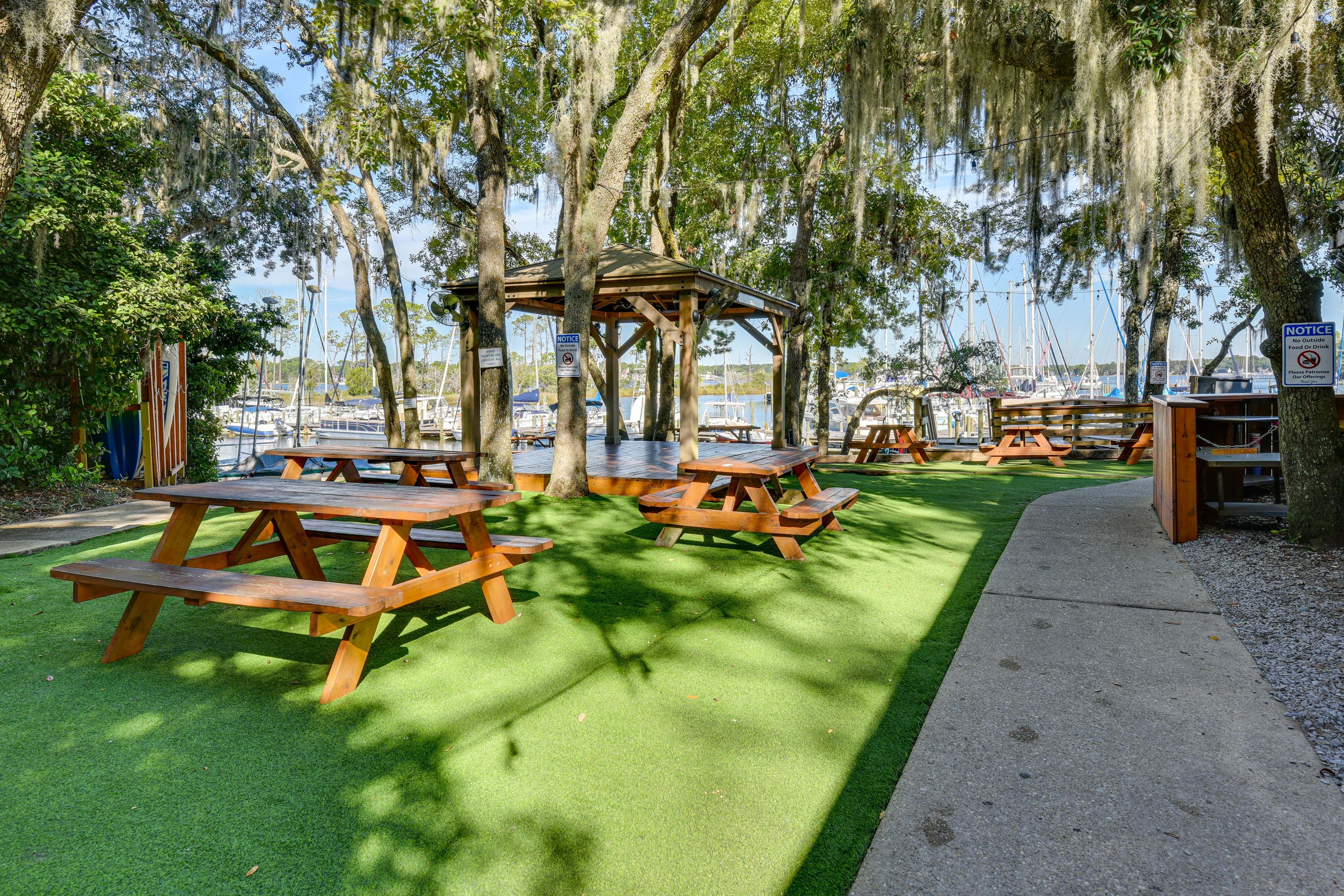 Community Amenities | Picnic & Beach Area