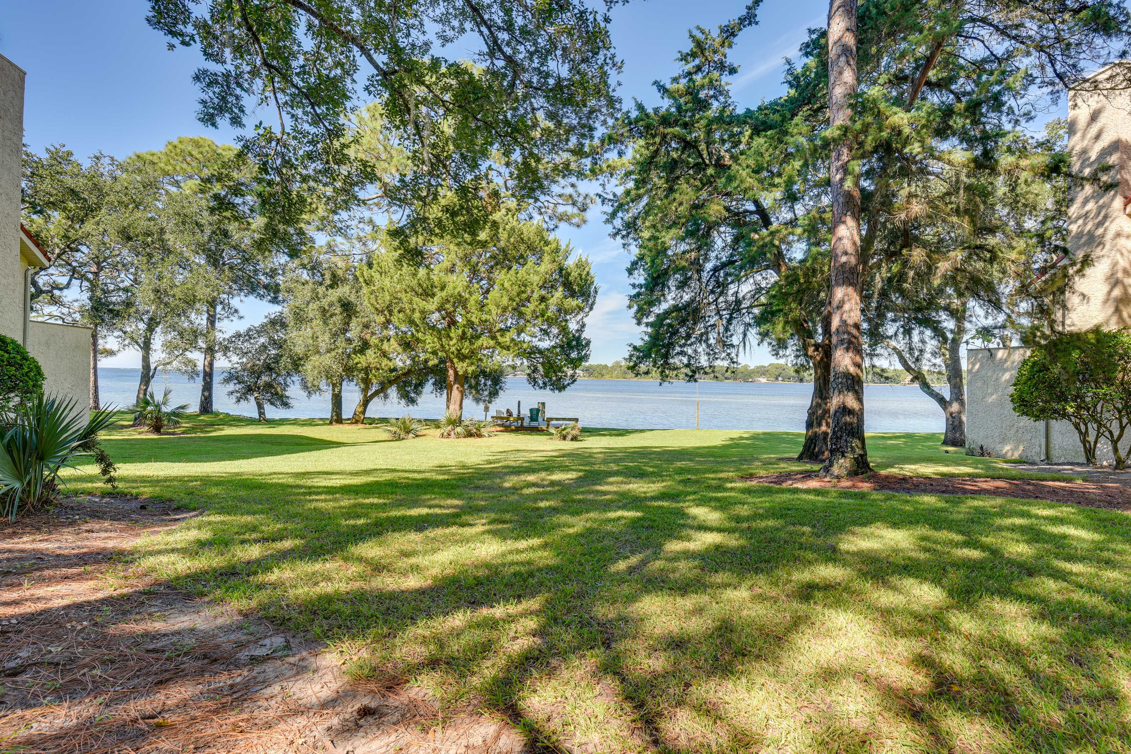 Community Amenities | Dock w/ Seating
