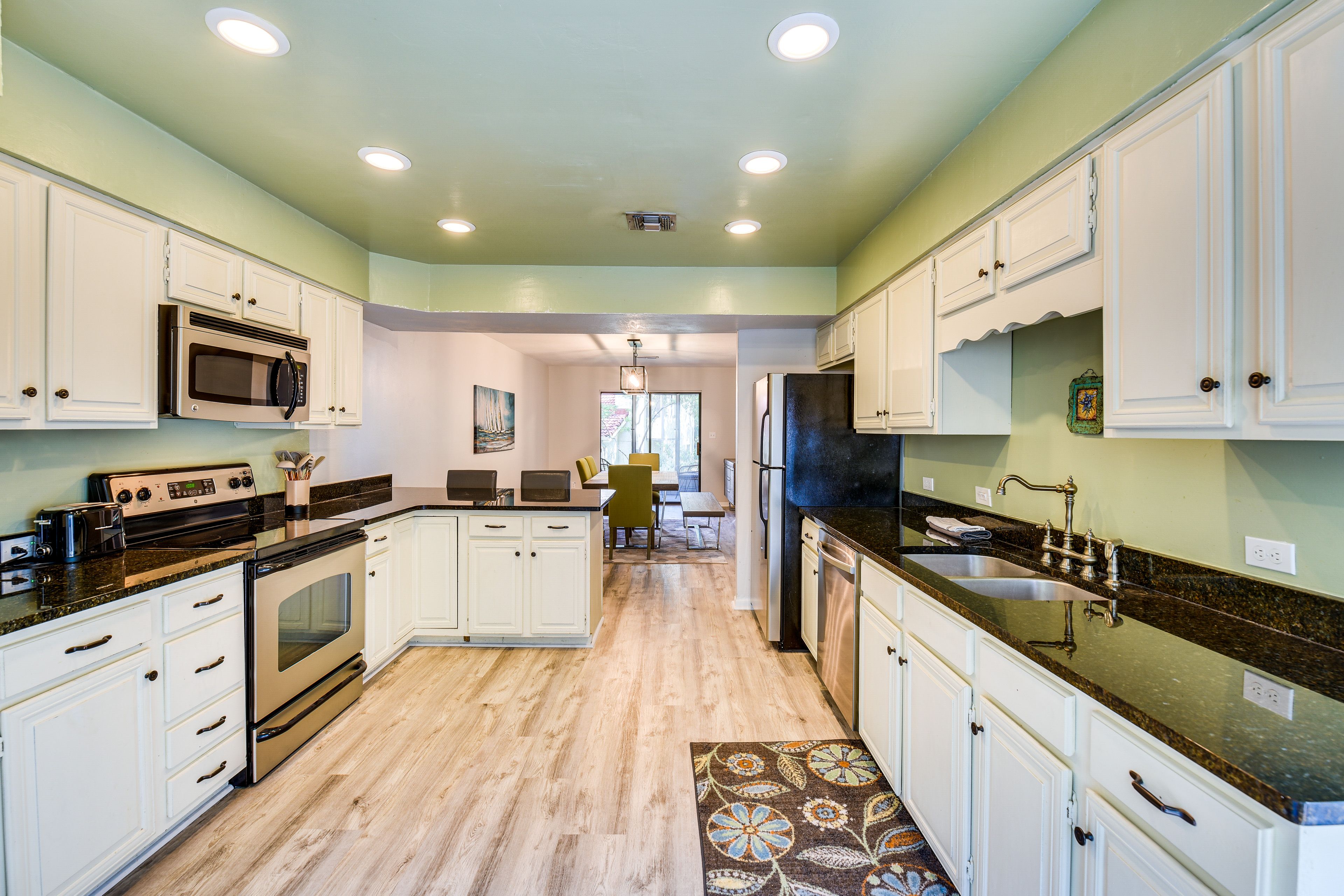 Kitchen | Central Air Conditioning | Free WiFi | Sunroom