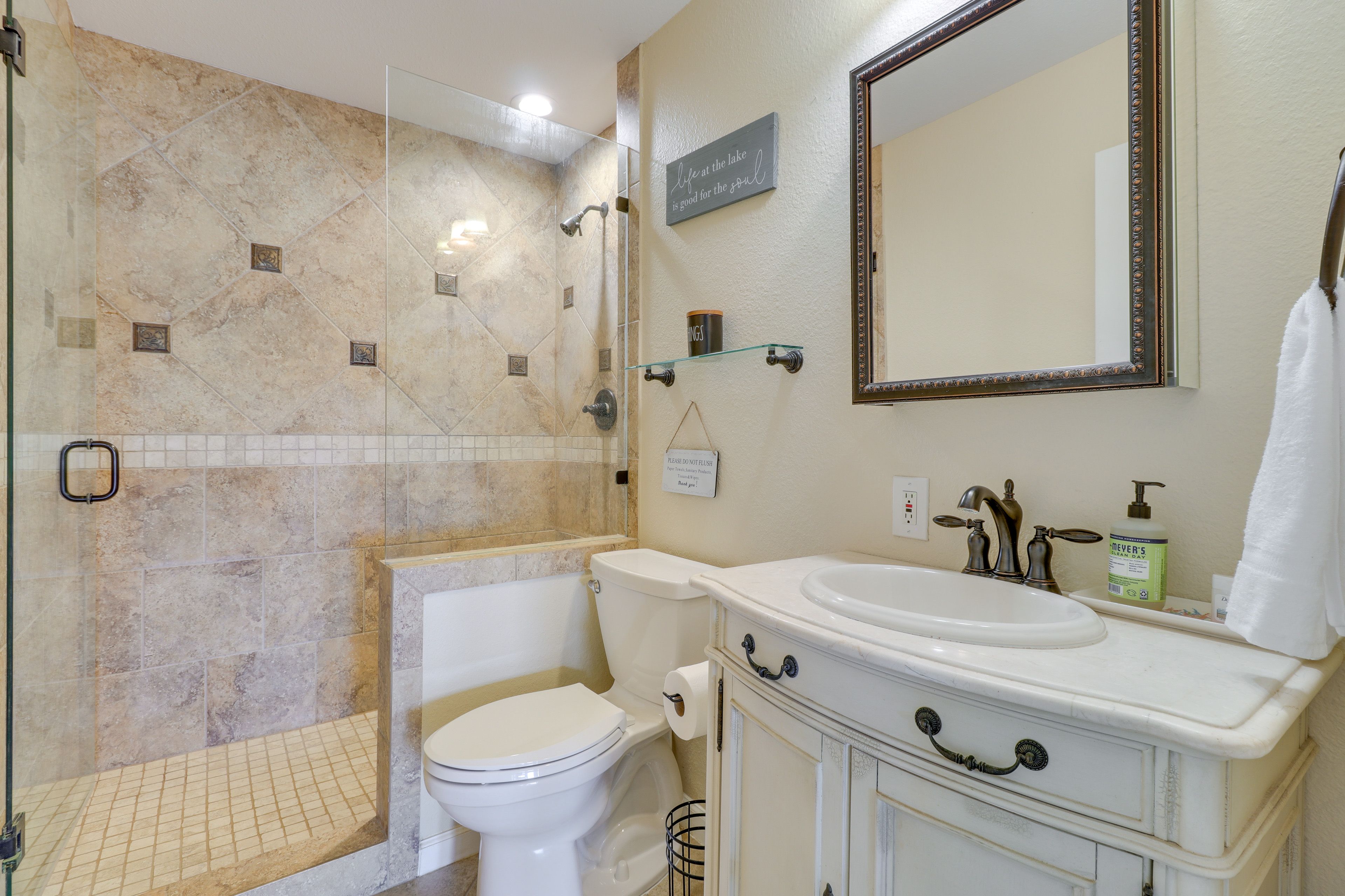 Full Bathroom | Towels Provided