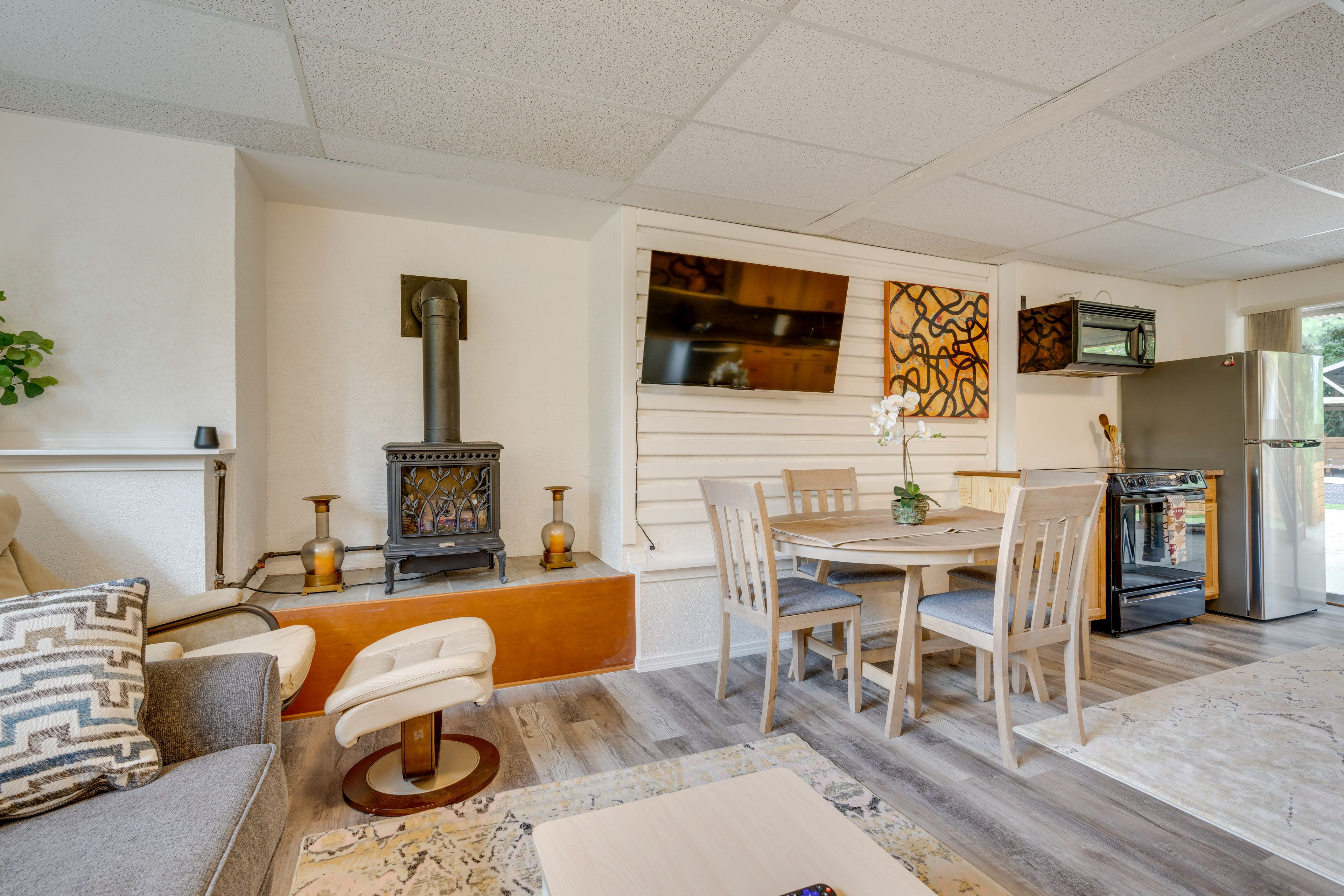 Living Room | Free WiFi | Smart TV | Electric Fireplace | Queen Sleeper Sofa