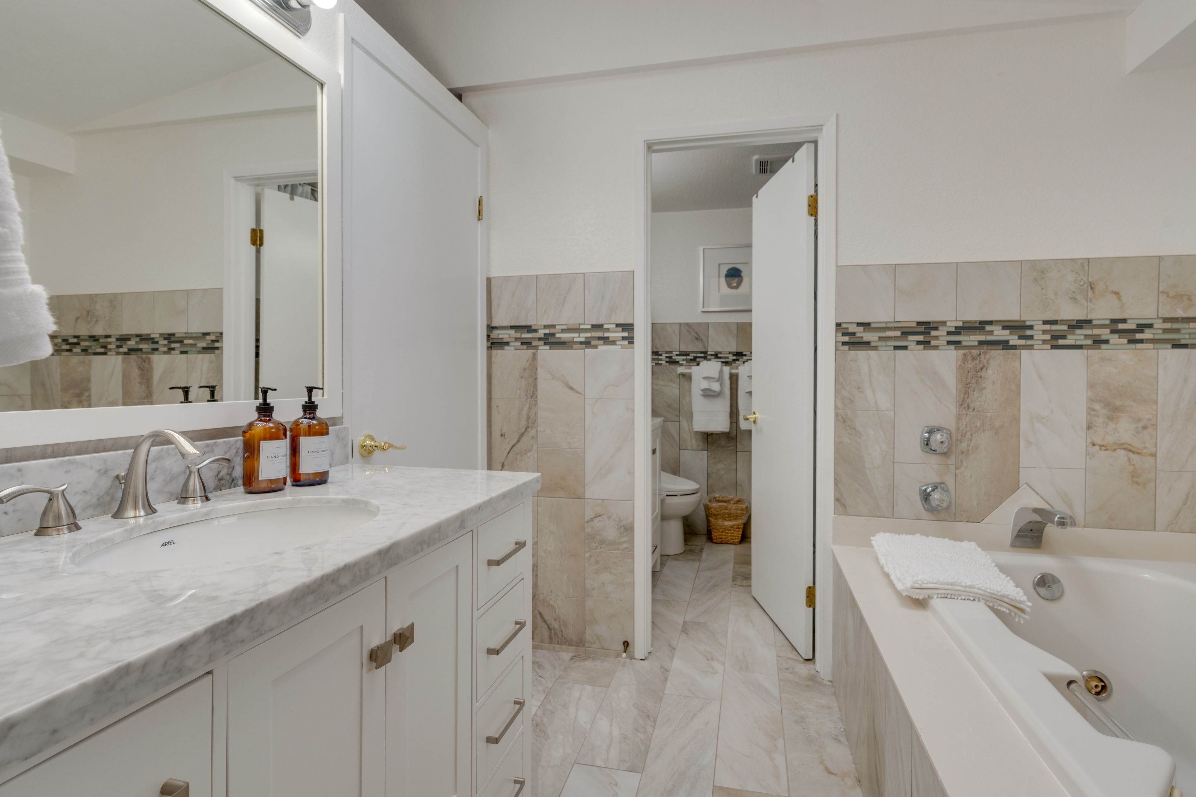 Full Bathroom | Towels Provided | Complimentary Toiletries | Jetted Tub