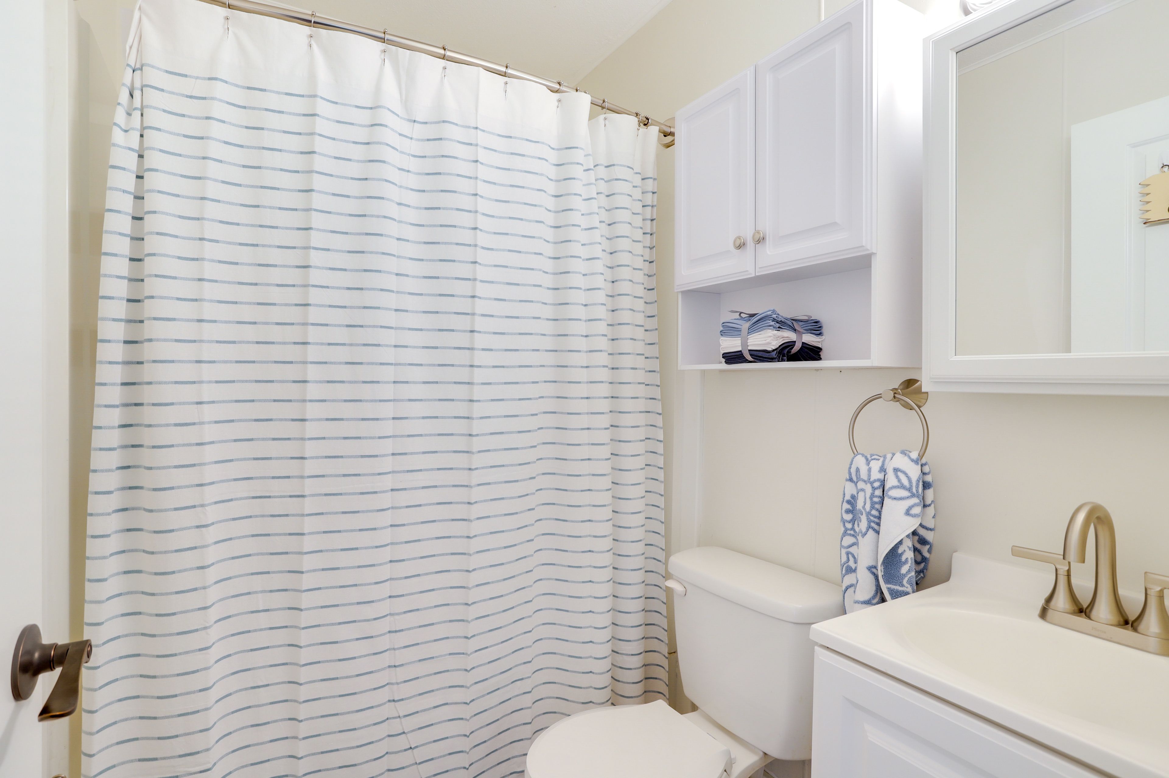 Full Bathroom | Towels Provided | Shower/Tub Combo