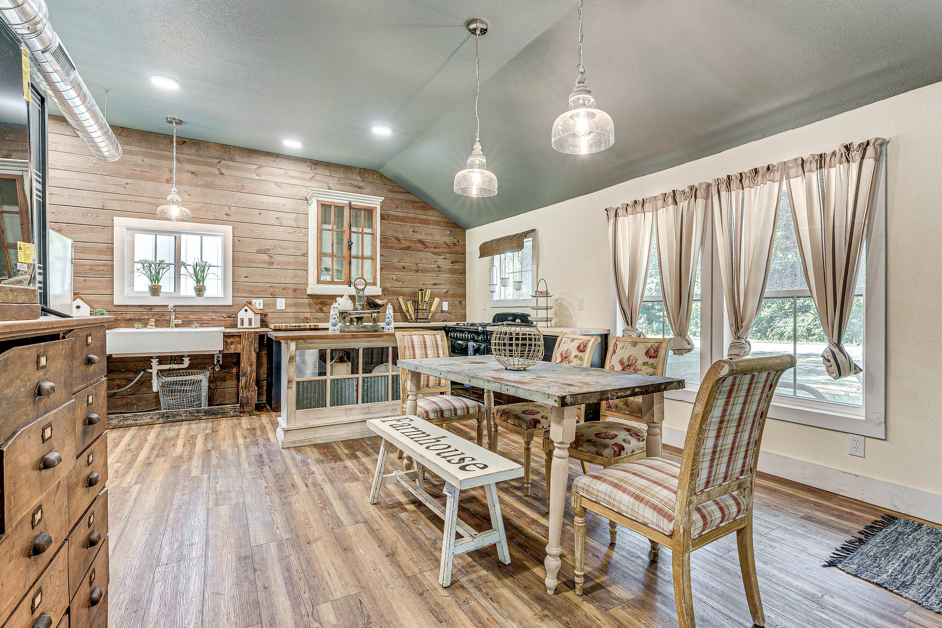 Dining Area | Dishware/Flatware