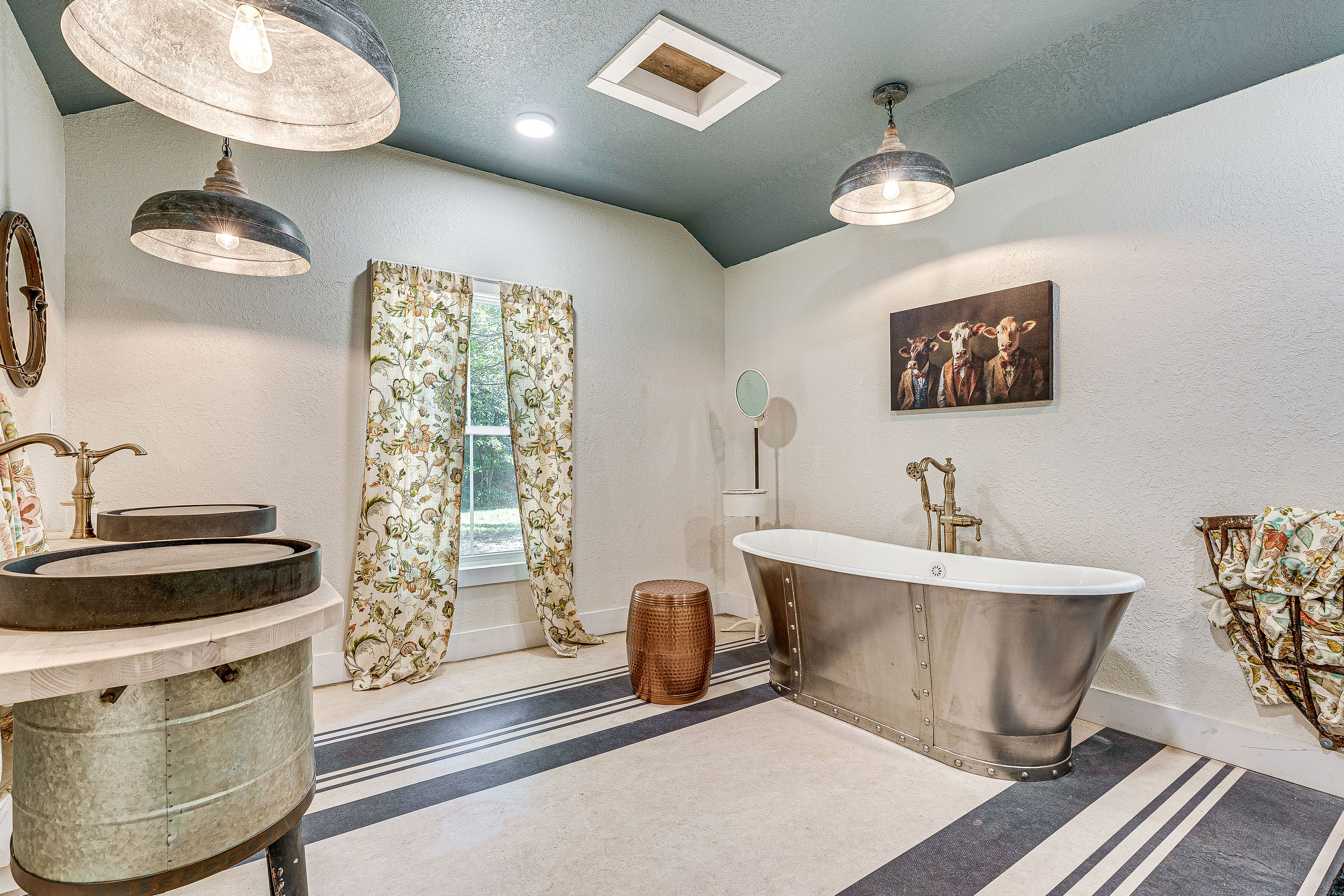 Full Bathroom | Towels Provided