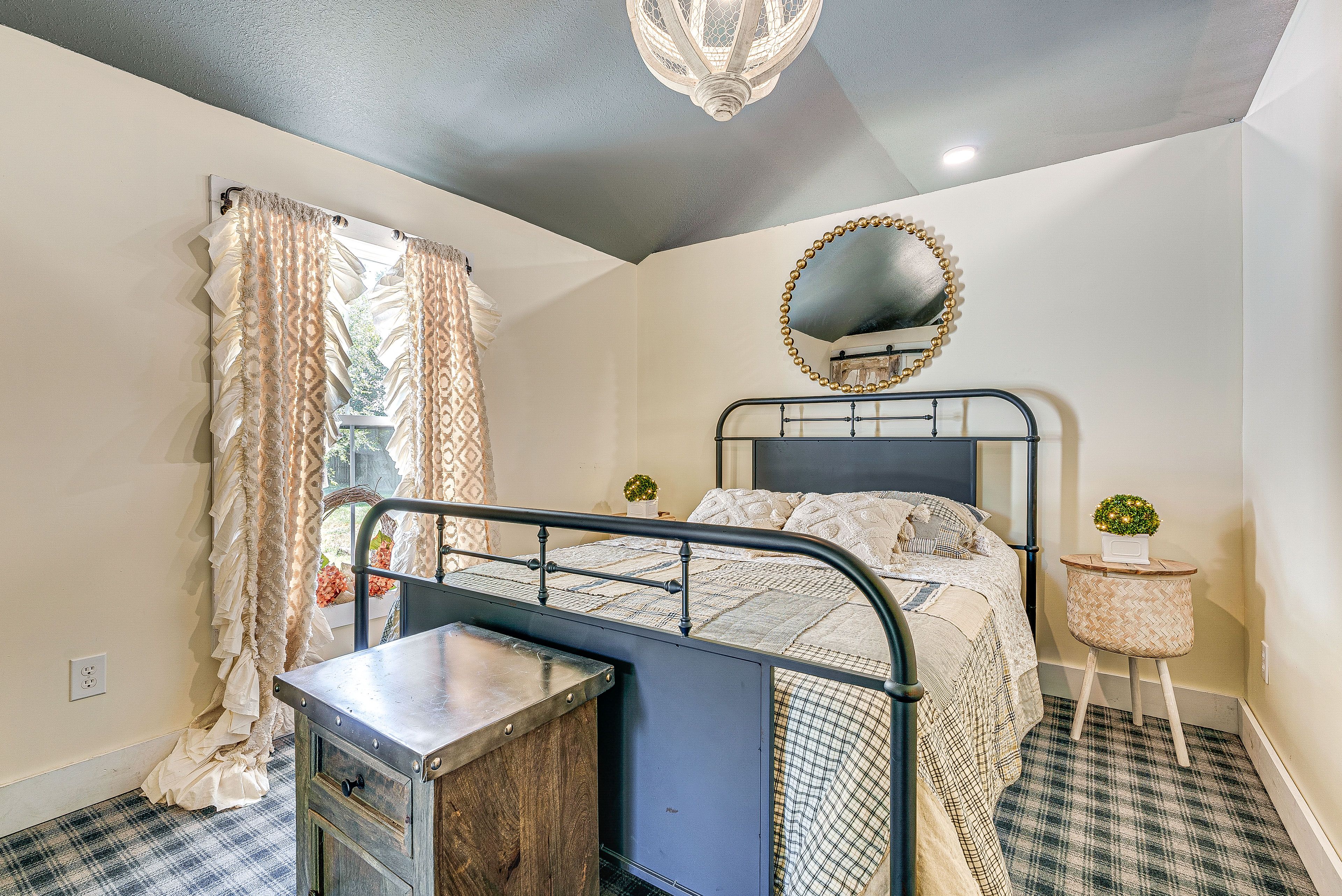 Bedroom 1 | Queen Bed