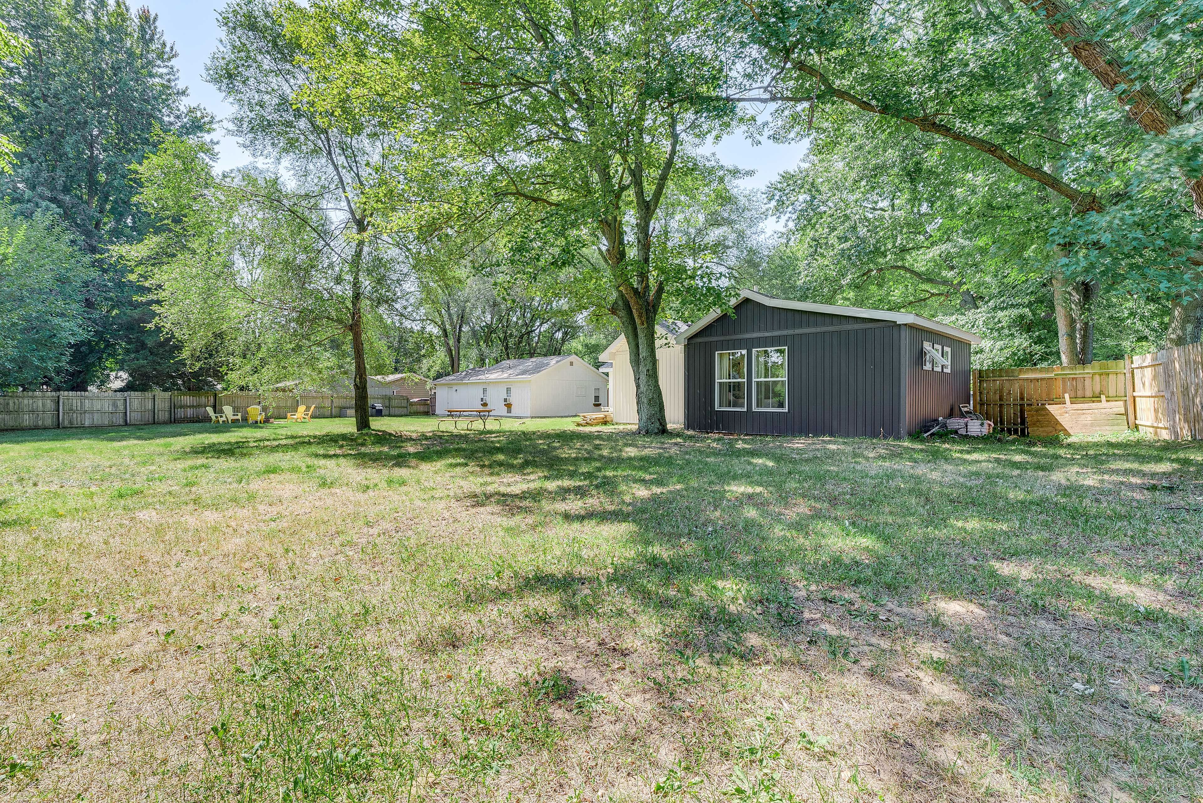 House Exterior | Private Yard | Picnic Table | Fire Pit
