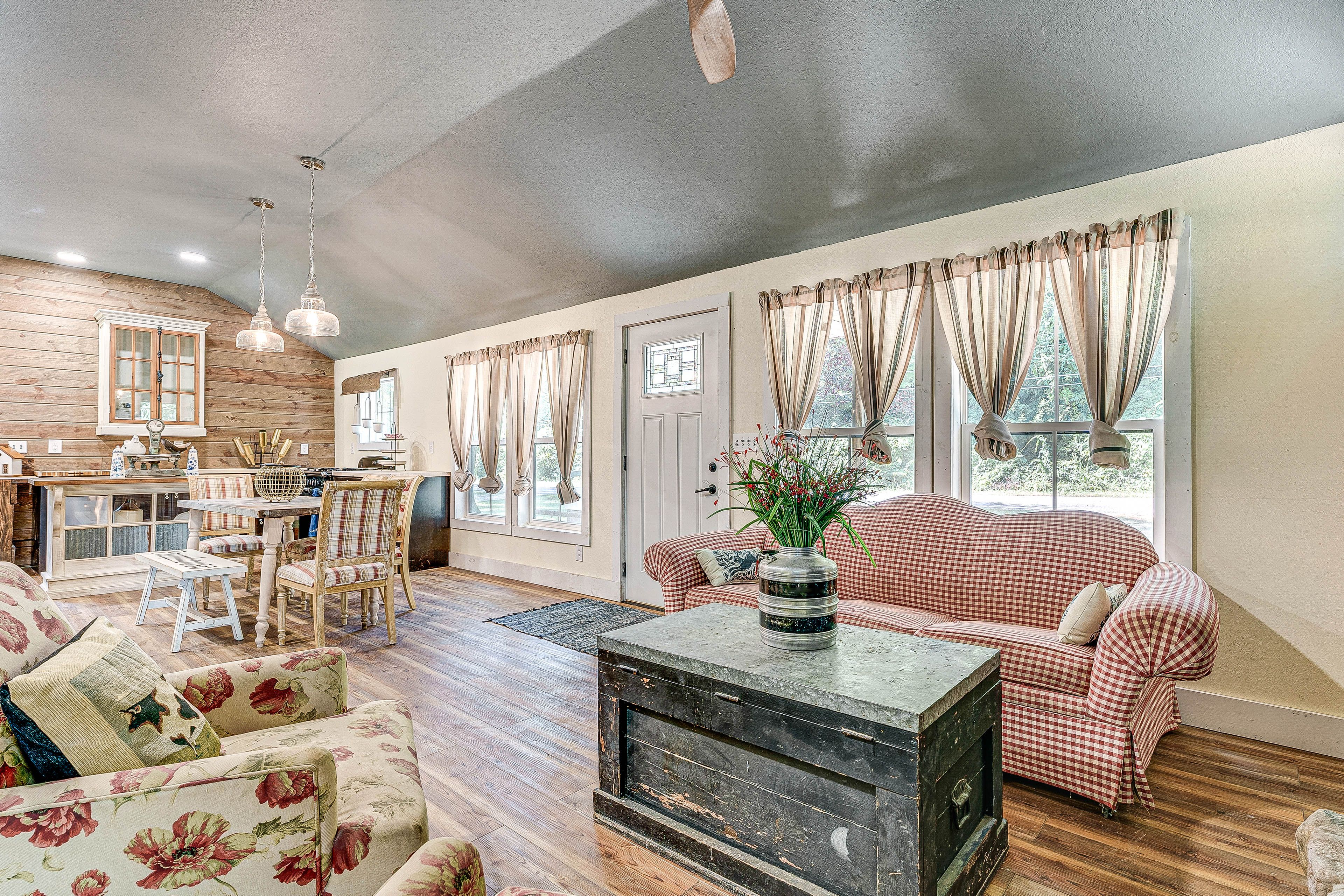 Living Area | Smart TV