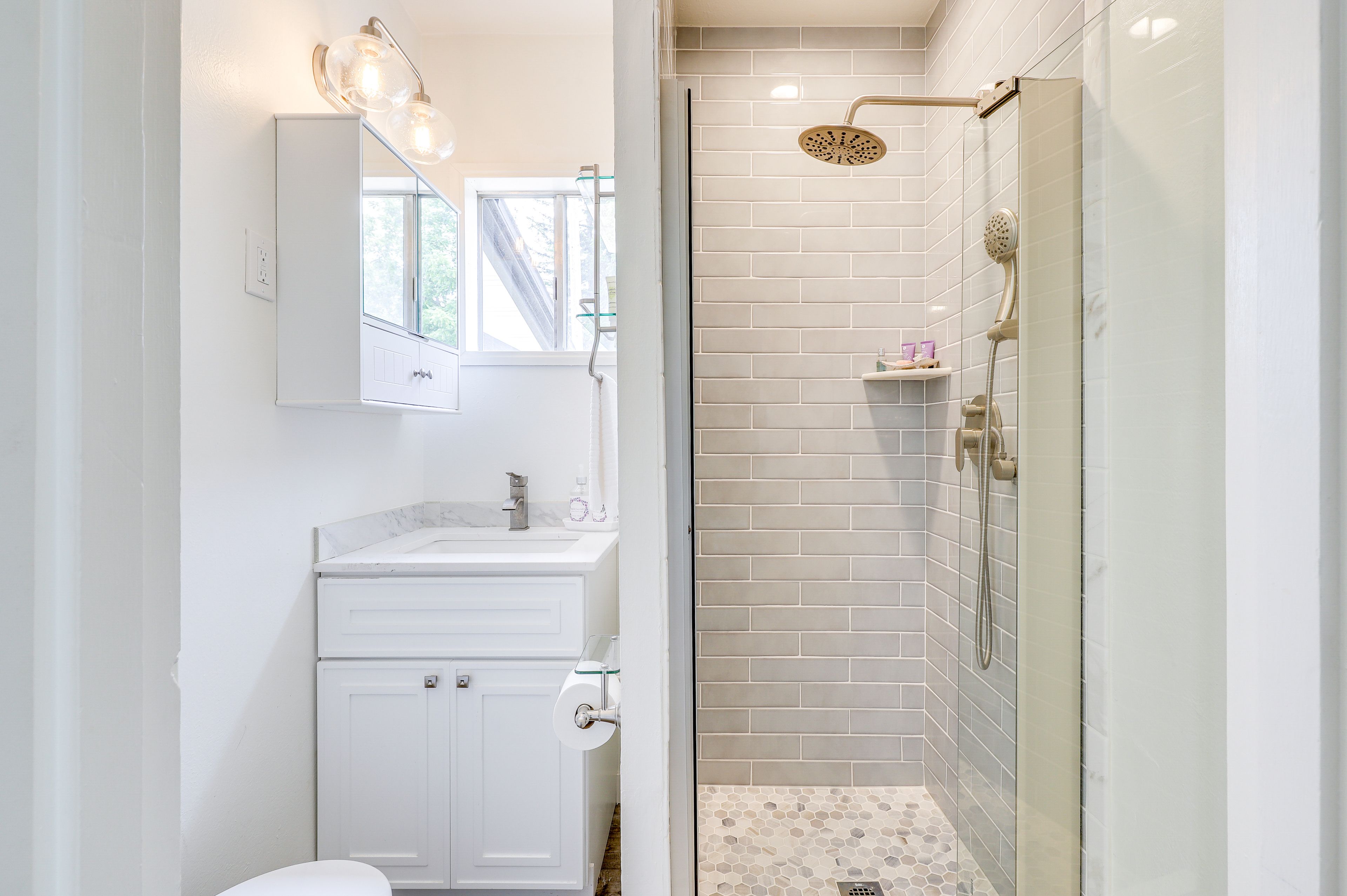 Full Bathroom | Towels Provided | Complimentary Toiletries