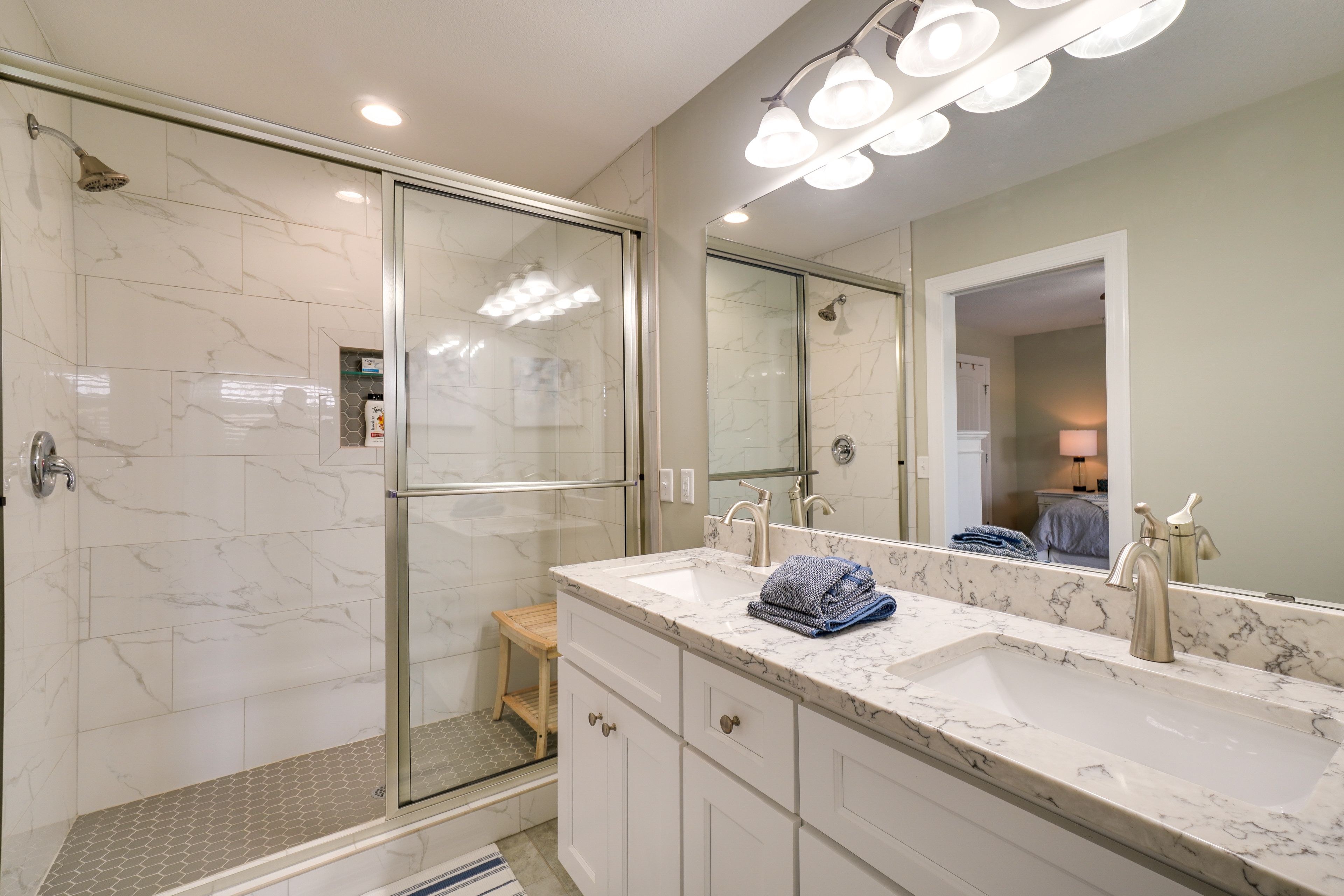 Full Bathroom | Towels Provided | Complimentary Toiletries
